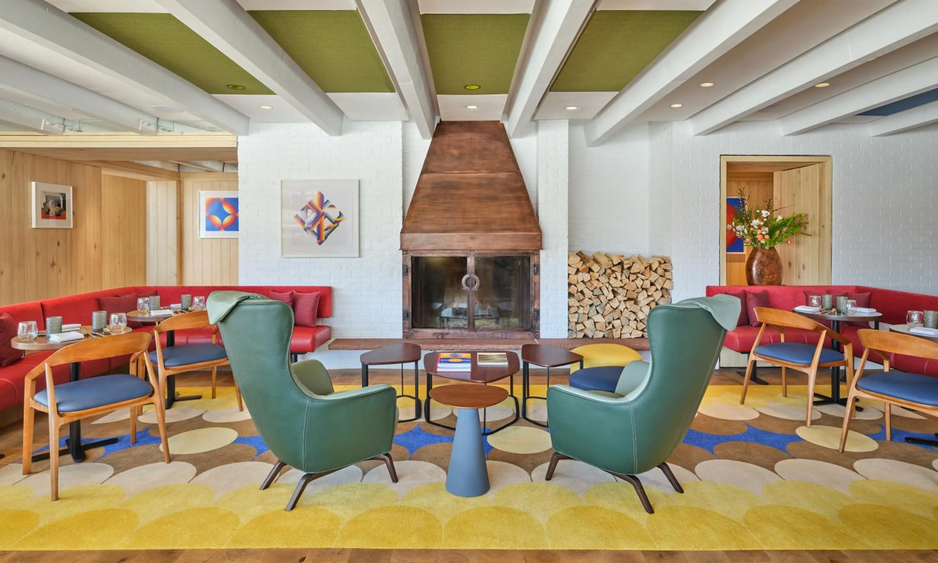 Lounge or bar in Aspen Meadows Resort