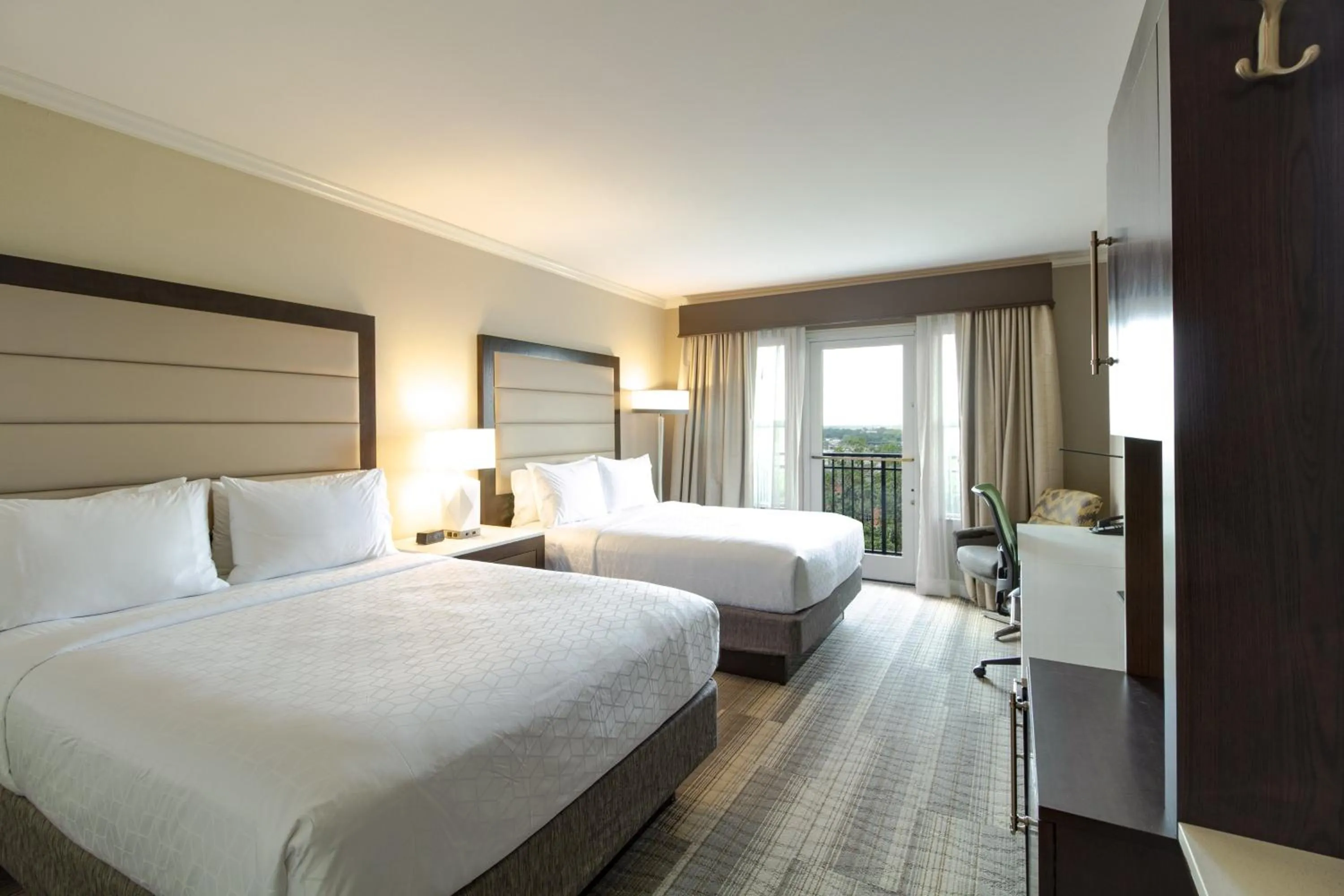 Photo of the whole room, Bed in Holiday Inn Express Savannah - Historic District