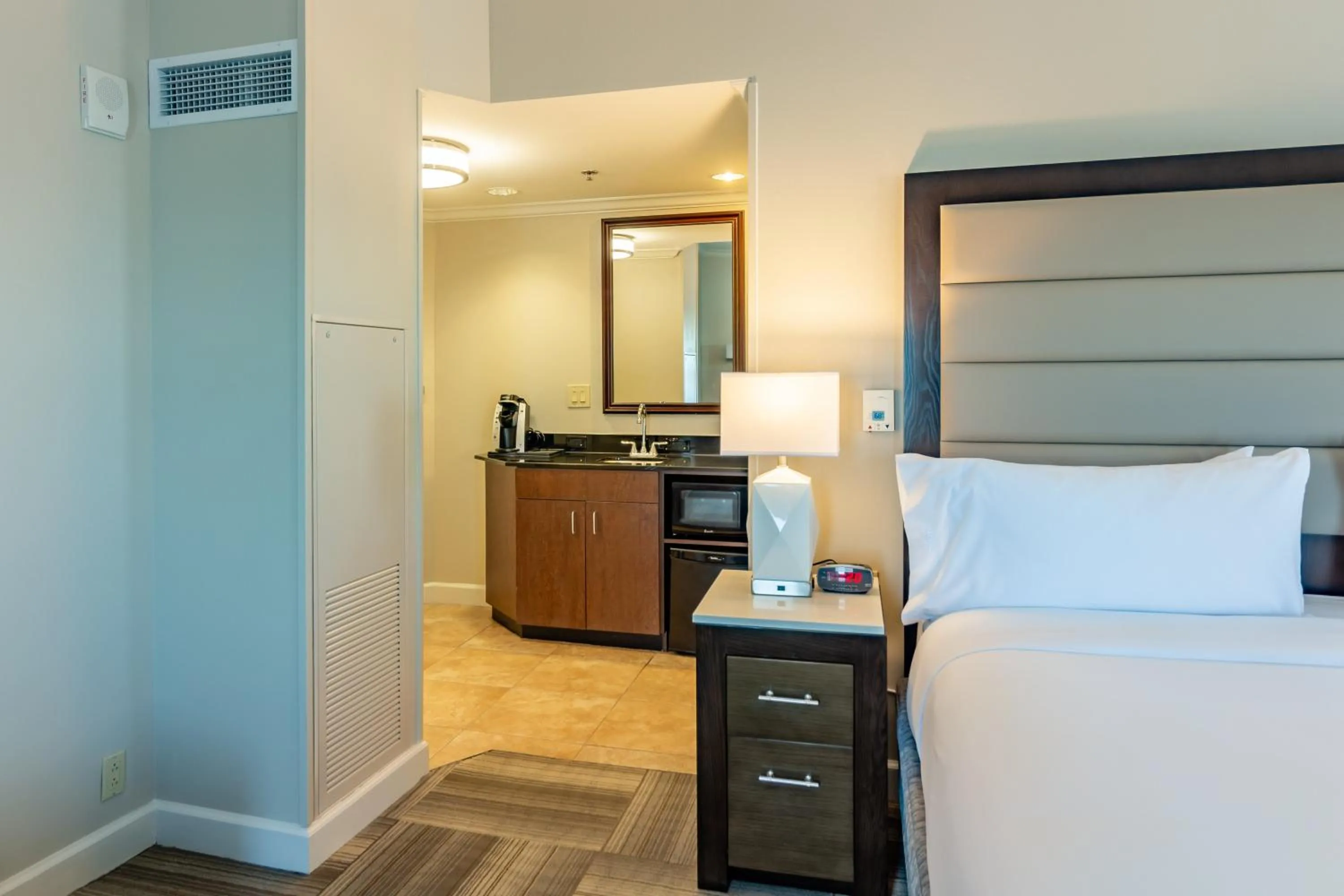 Photo of the whole room, Bed in Holiday Inn Express Savannah - Historic District