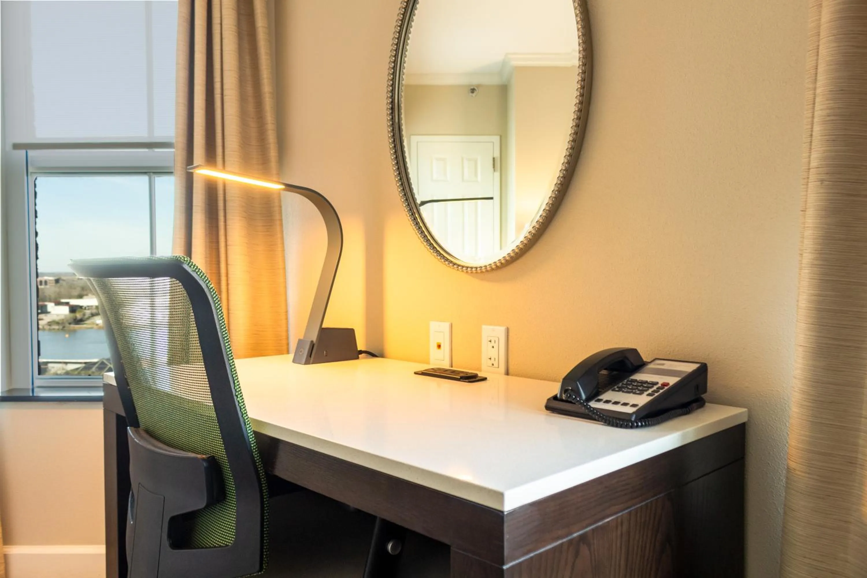 Seating area in Holiday Inn Express Savannah - Historic District