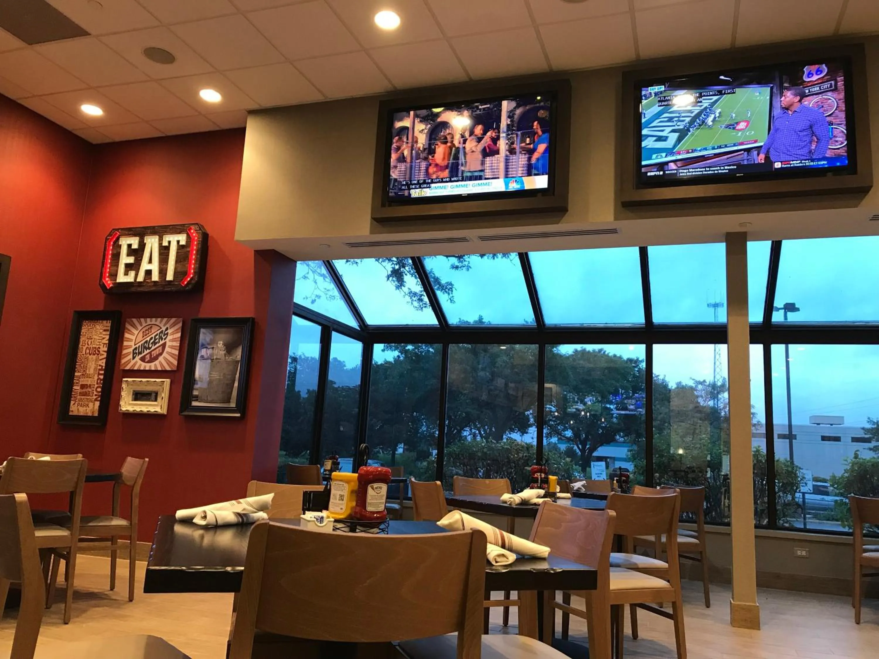 Restaurant/places to eat in Holiday Inn & Suites Chicago-Carol Stream Wheaton by IHG