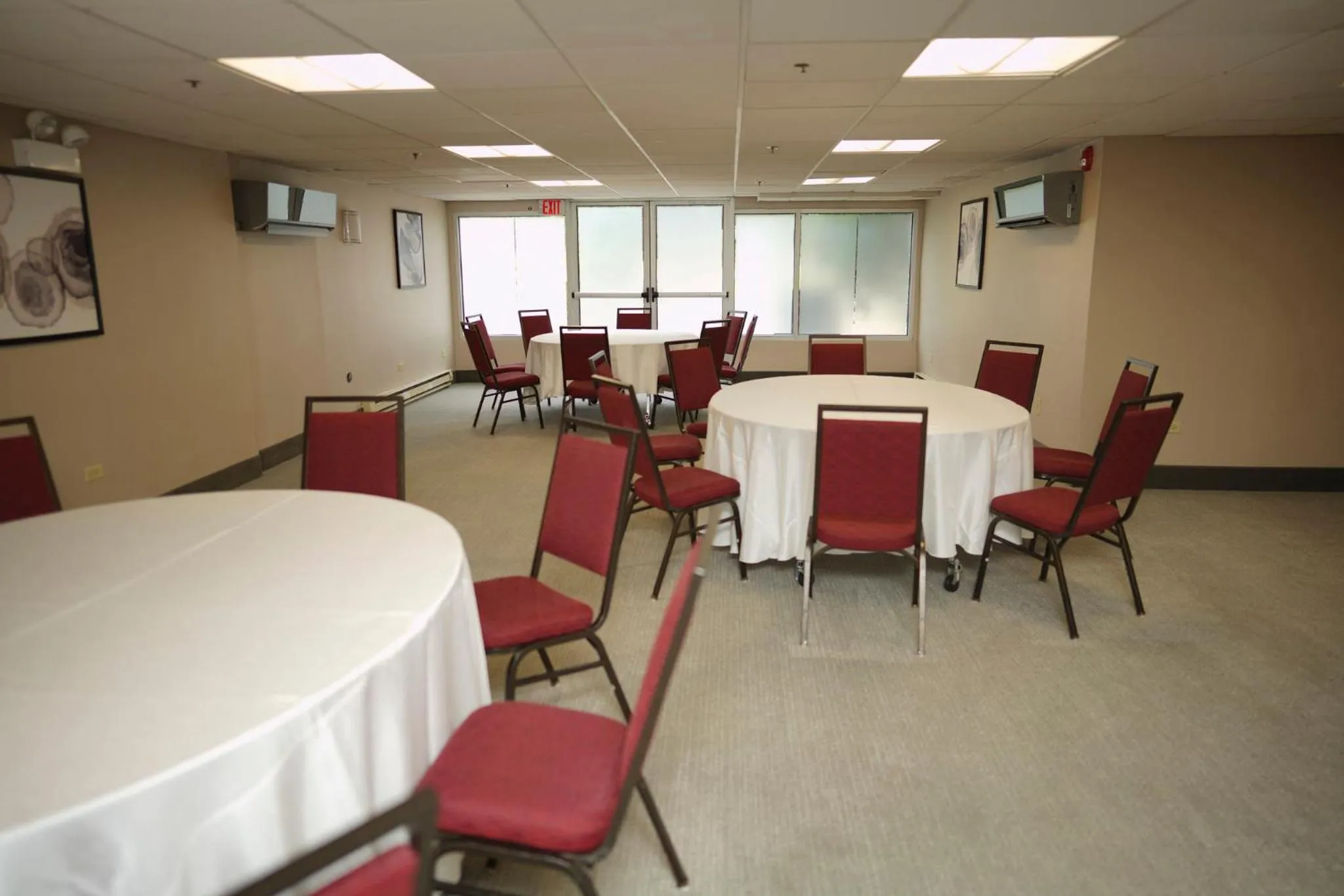 Meeting/conference room in Holiday Inn & Suites Chicago-Carol Stream Wheaton by IHG