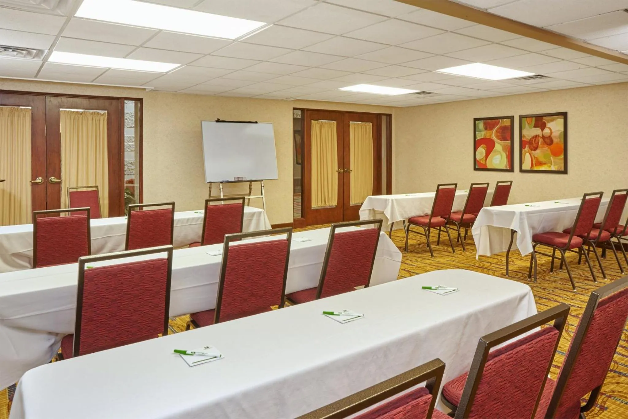 Meeting/conference room in Holiday Inn & Suites Chicago-Carol Stream Wheaton by IHG