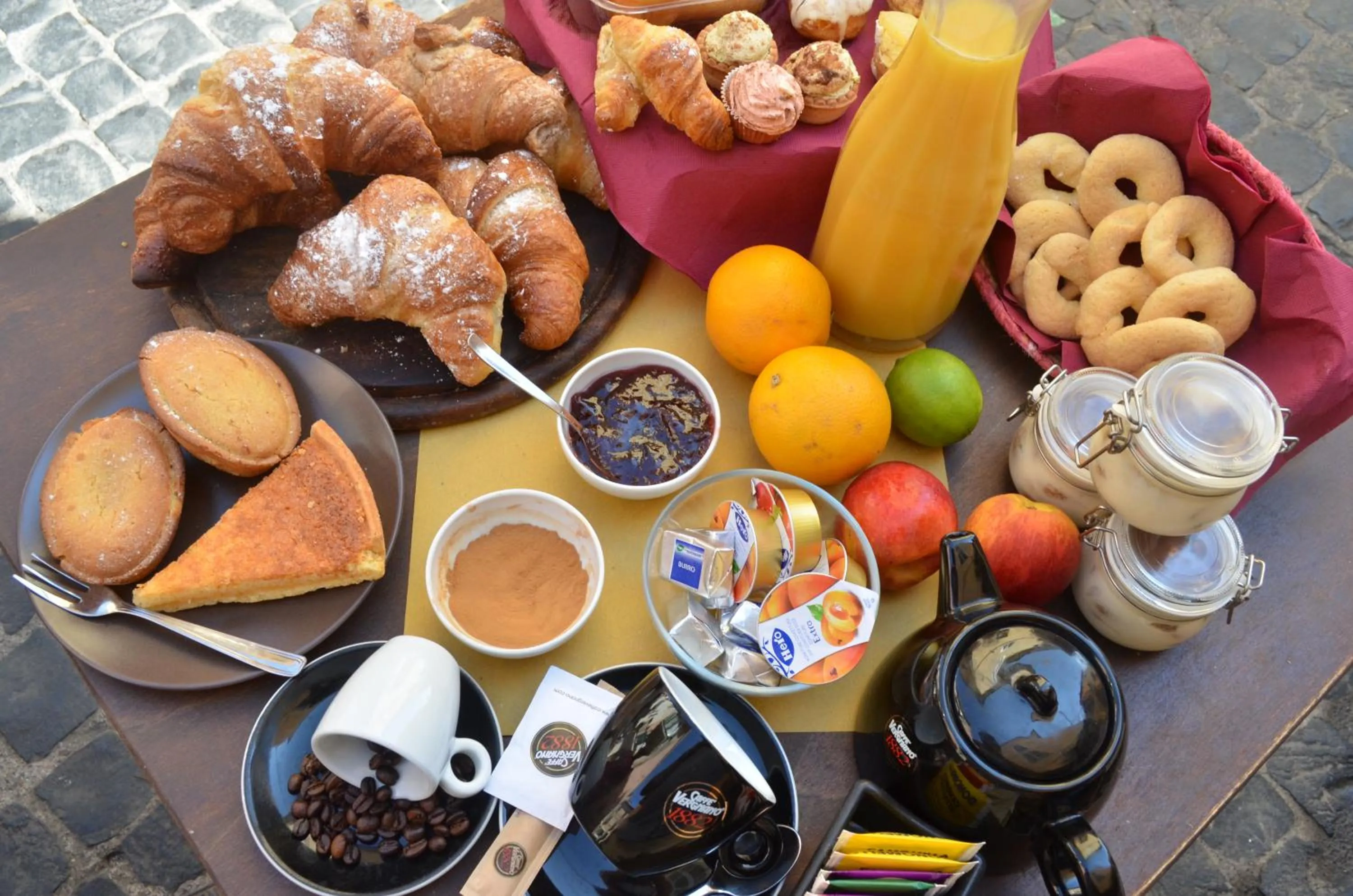 Breakfast in Atlantis Inn Castelgandolfo