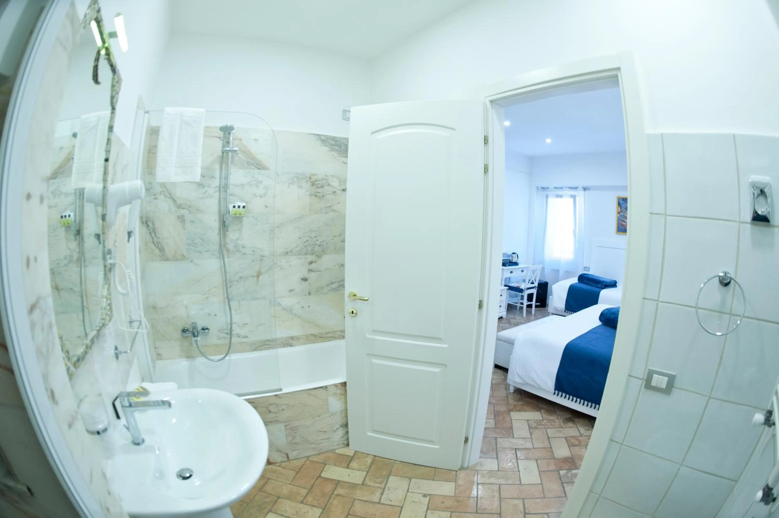 Bathroom, Bed in Atlantis Inn Castelgandolfo