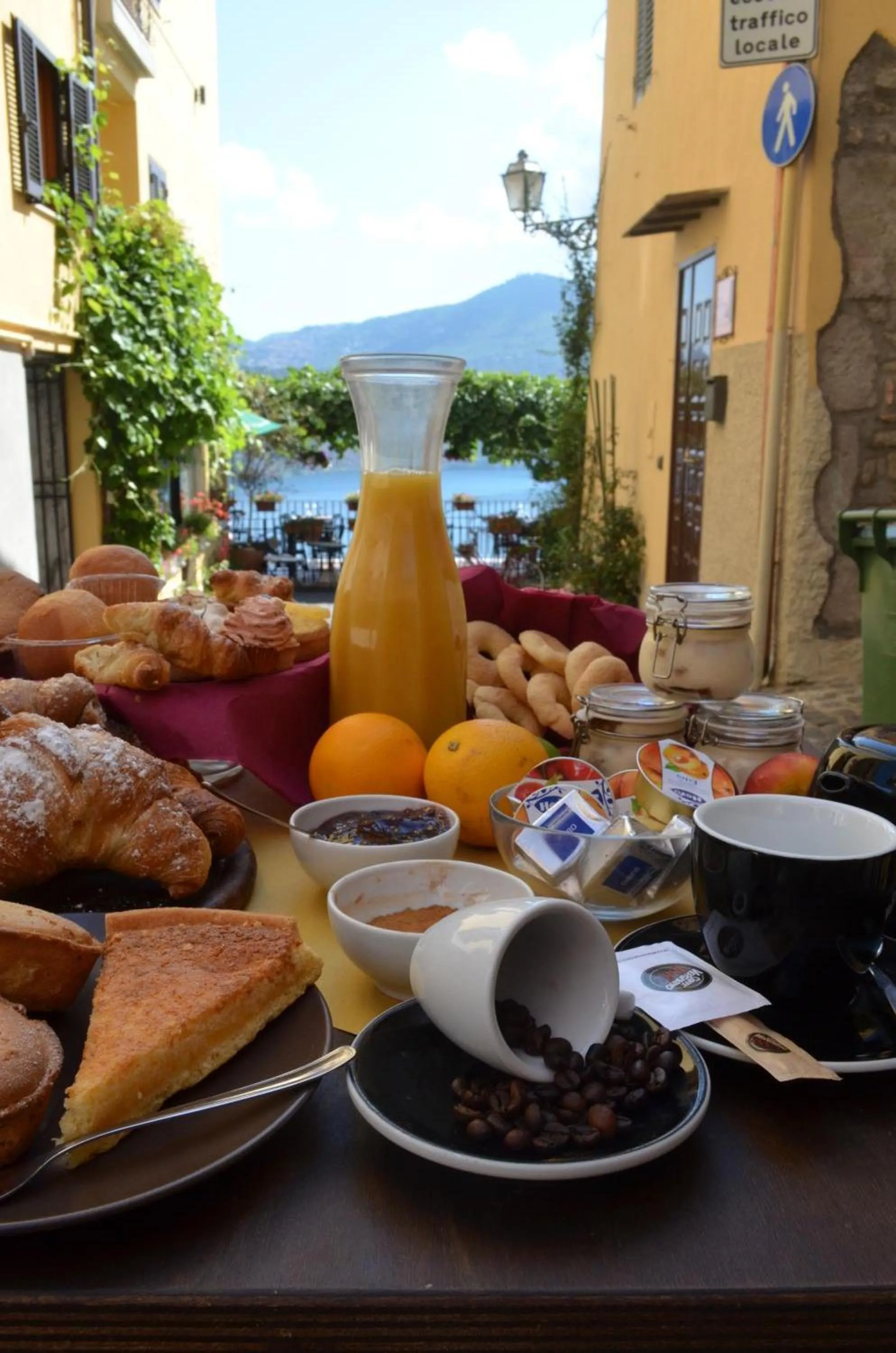 Breakfast in Atlantis Inn Castelgandolfo