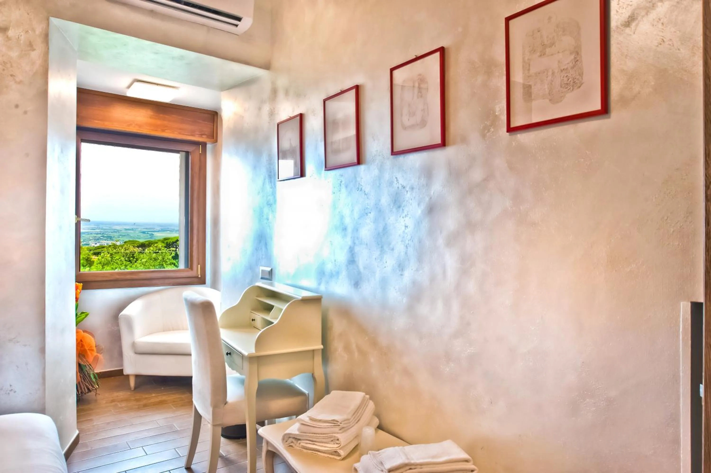 Garden view, Bed in Atlantis Inn Castelgandolfo