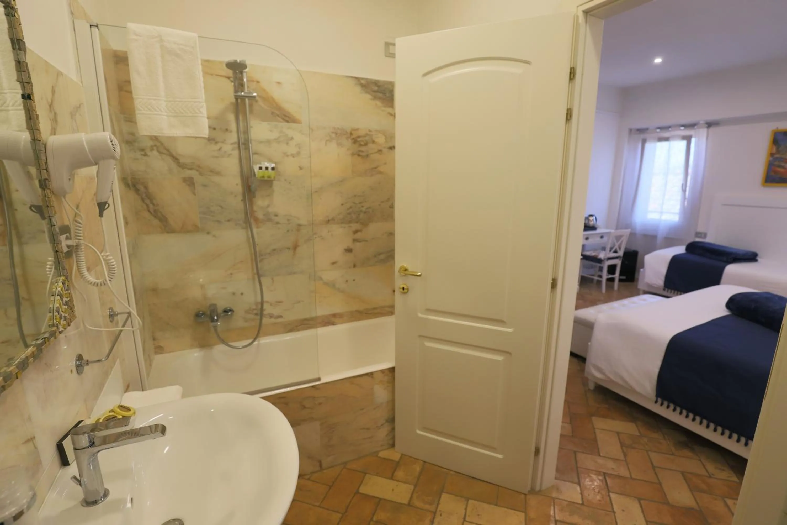 Shower, Bed in Atlantis Inn Castelgandolfo