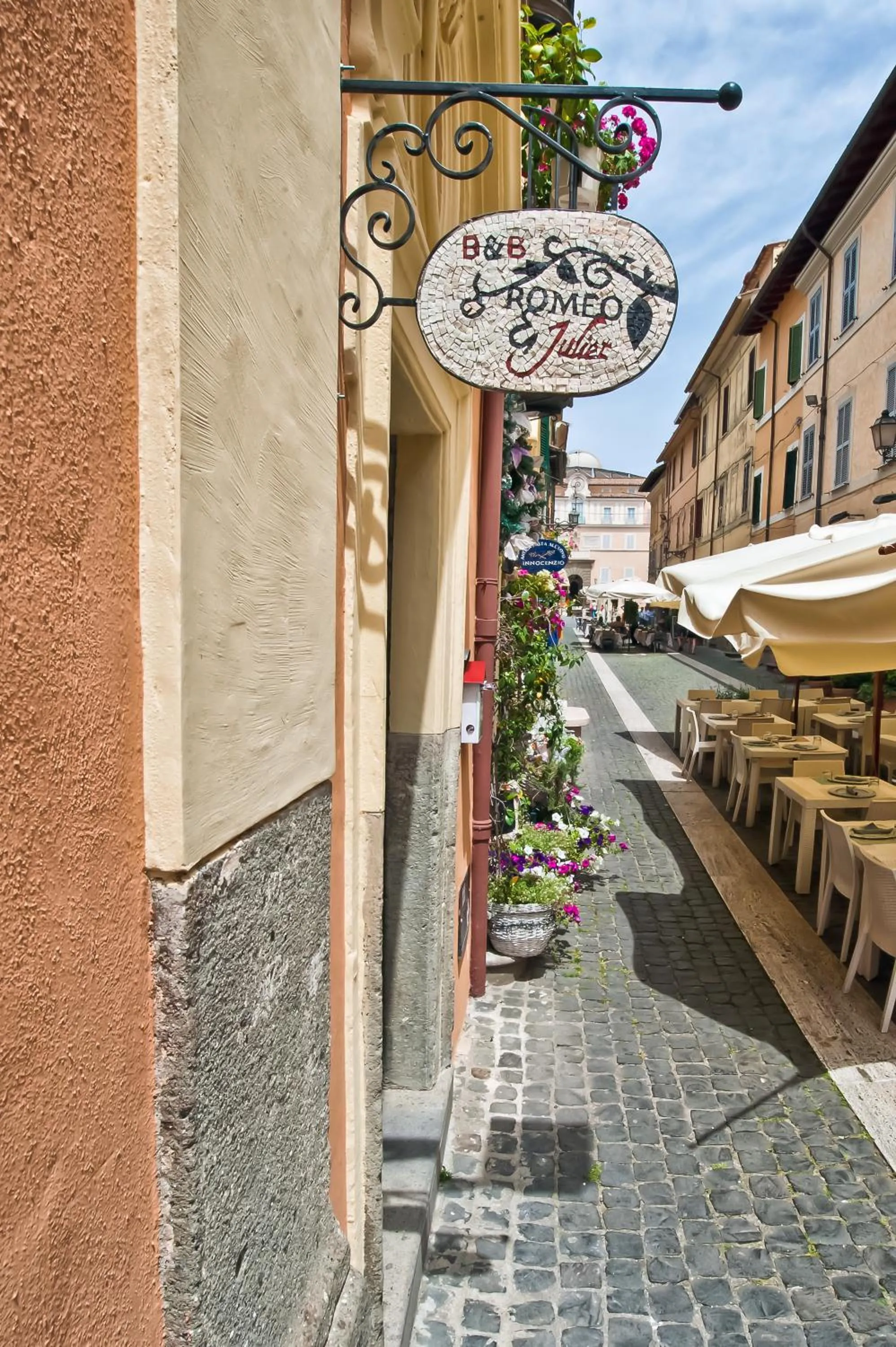 Facade/entrance in Atlantis Inn Castelgandolfo
