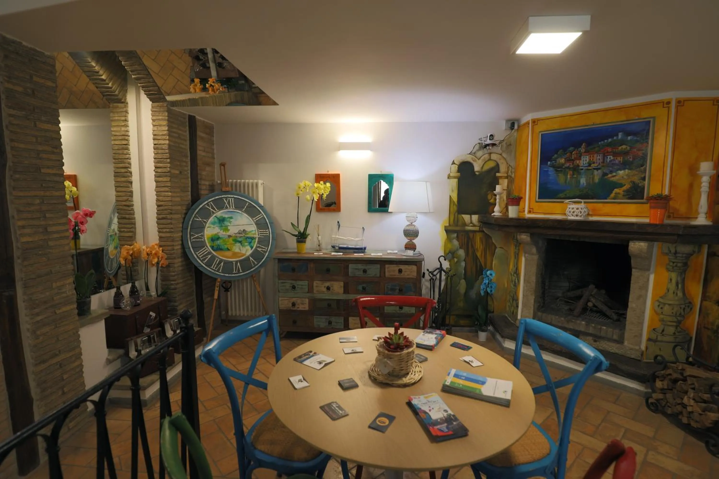 Communal lounge/ TV room in Atlantis Inn Castelgandolfo