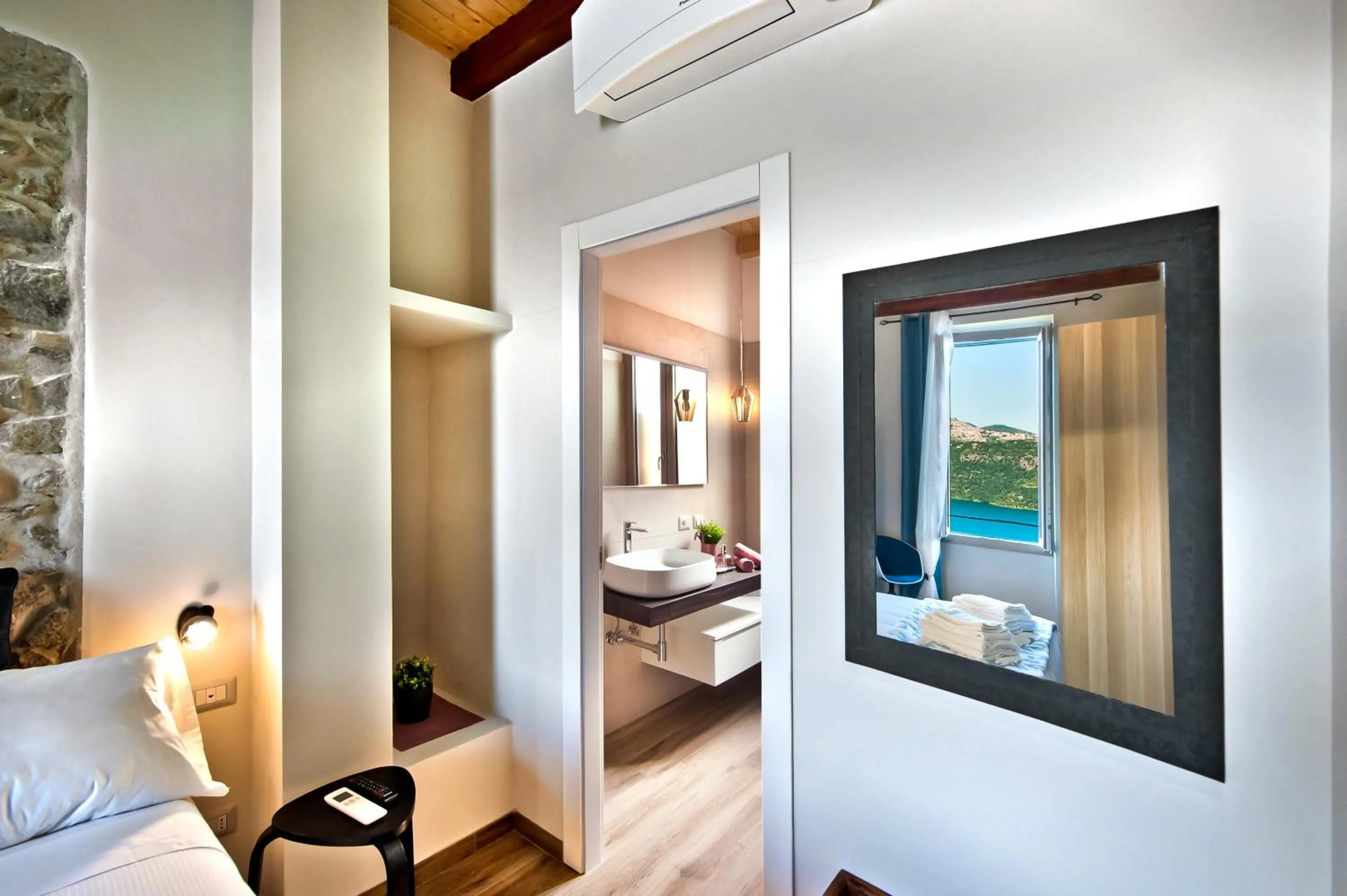 Bathroom, Bed in Atlantis Inn Castelgandolfo