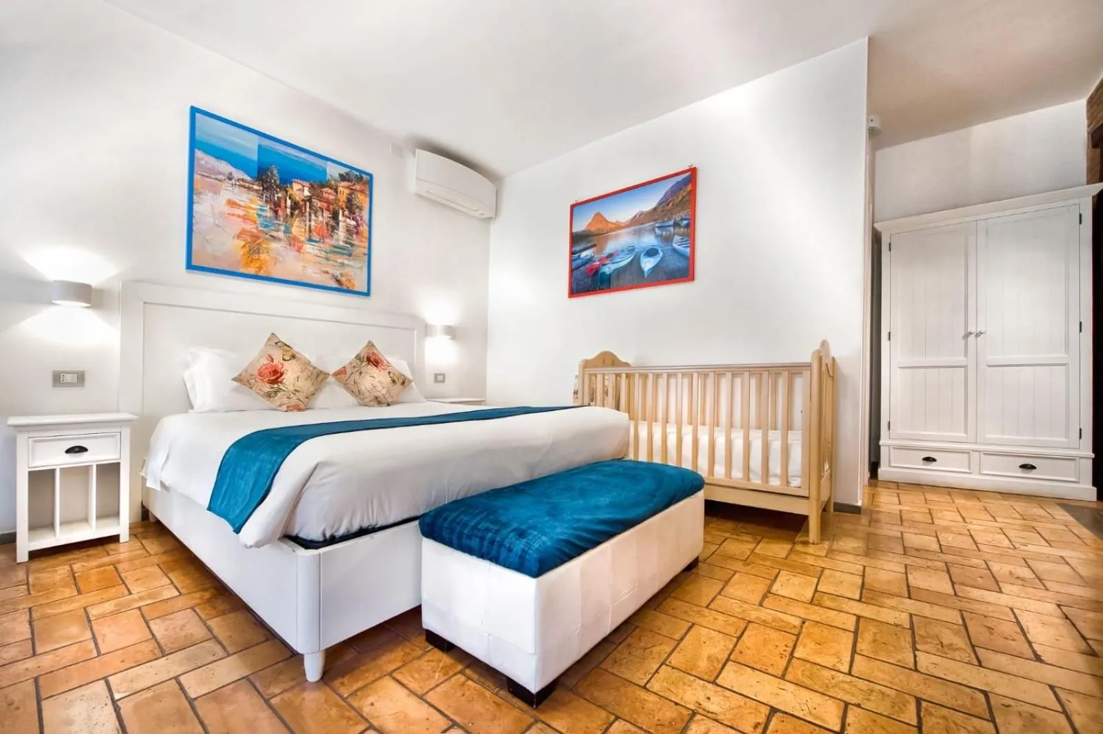 Photo of the whole room, Bed in Atlantis Inn Castelgandolfo