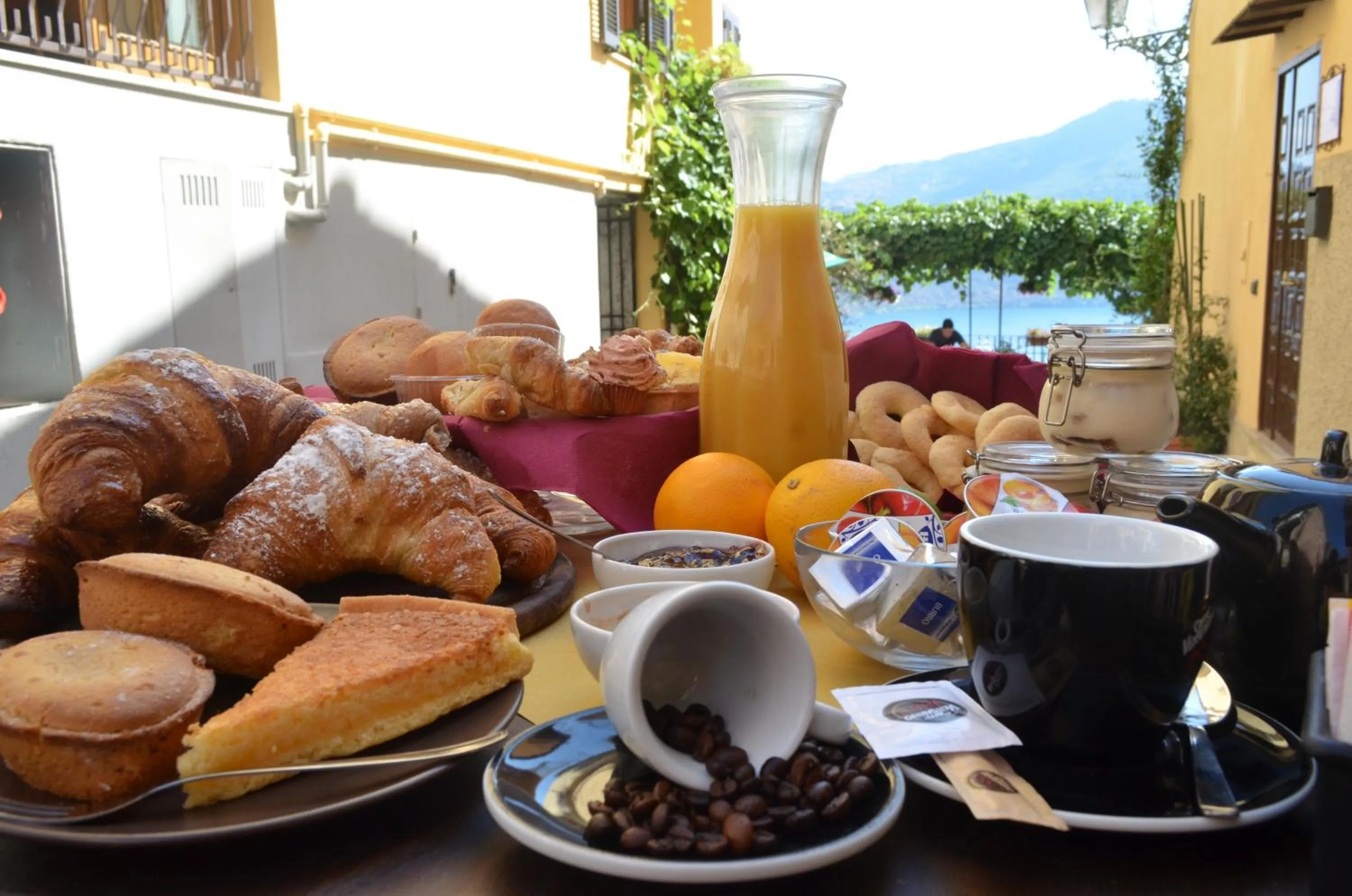 Breakfast in Atlantis Inn Castelgandolfo