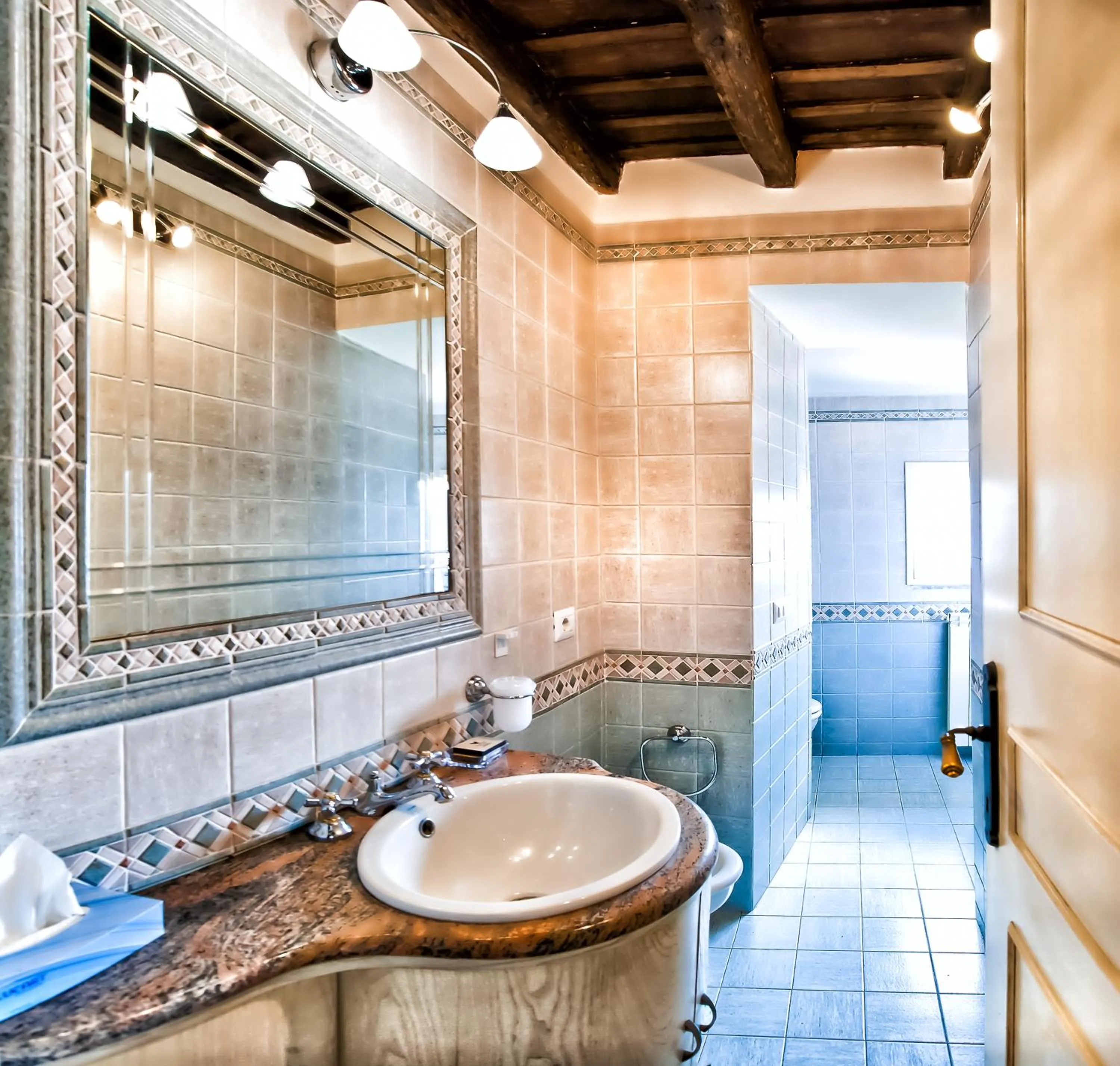 Shower in Atlantis Inn Castelgandolfo