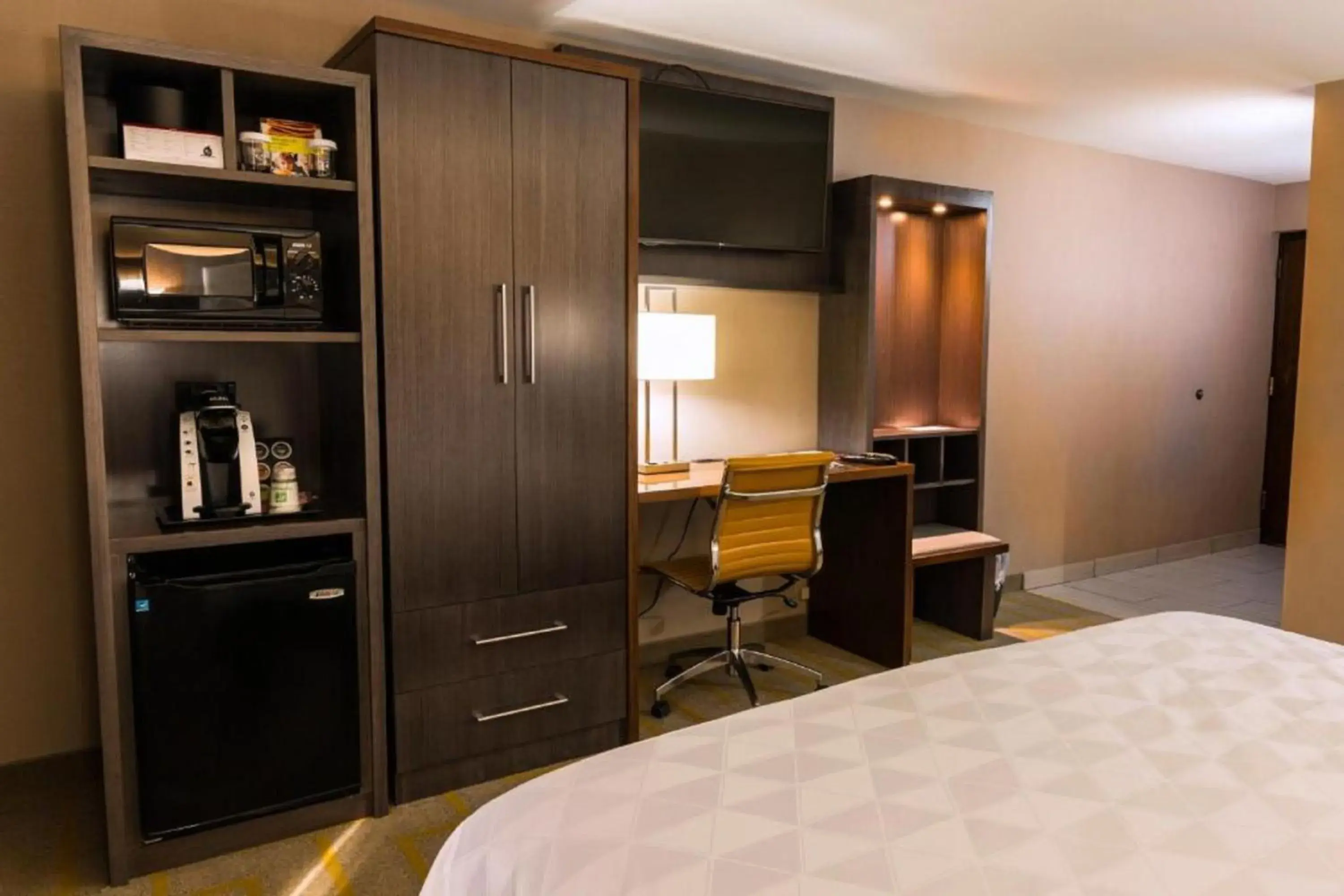 King Suite in Holiday Inn Chicago SW-Countryside ConfCtr by IHG King Suite in Holiday Inn Chicago SW-Countryside ConfCtr by IHG