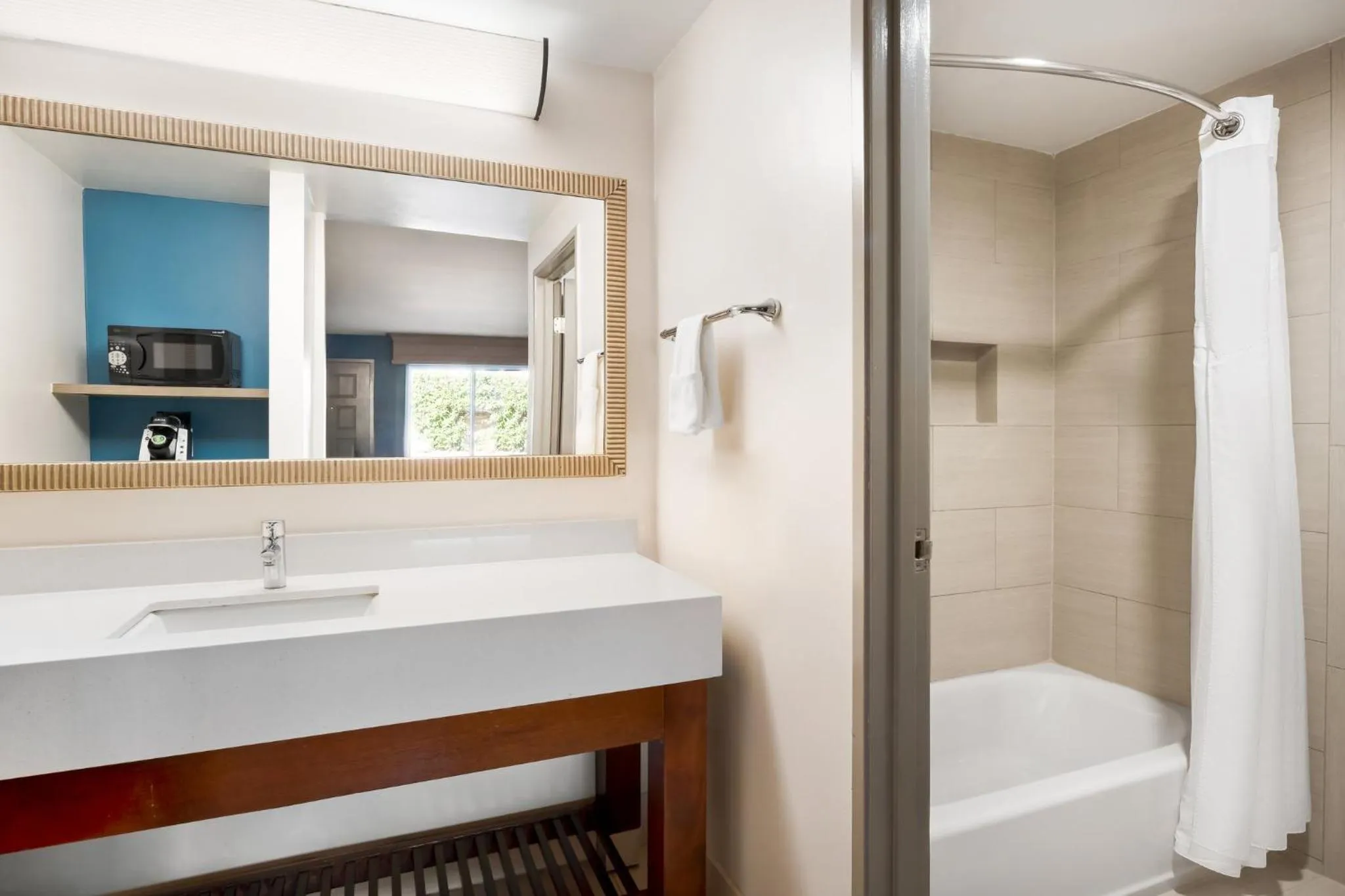 Photo of the whole room in Holiday Inn Express Simi Valley by IHG