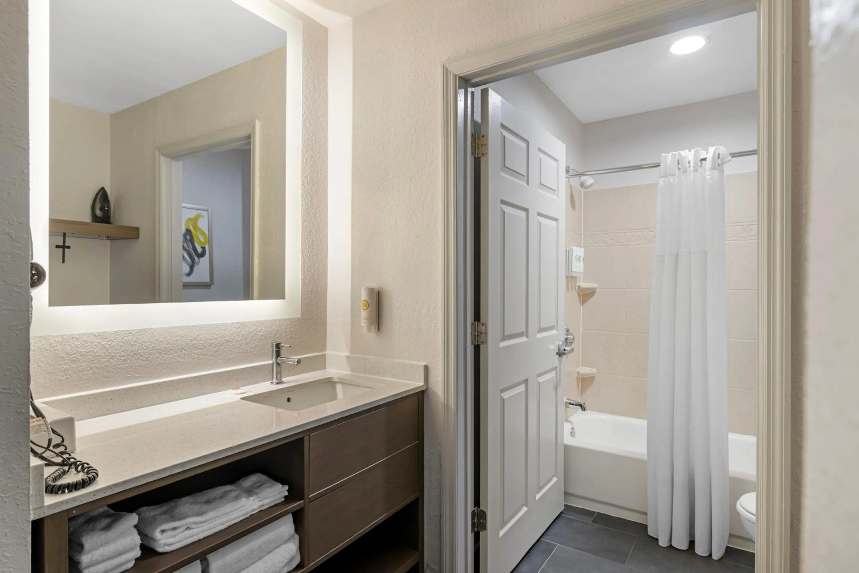 Bathroom, Bed in Comfort Inn & Suites Savannah Airport