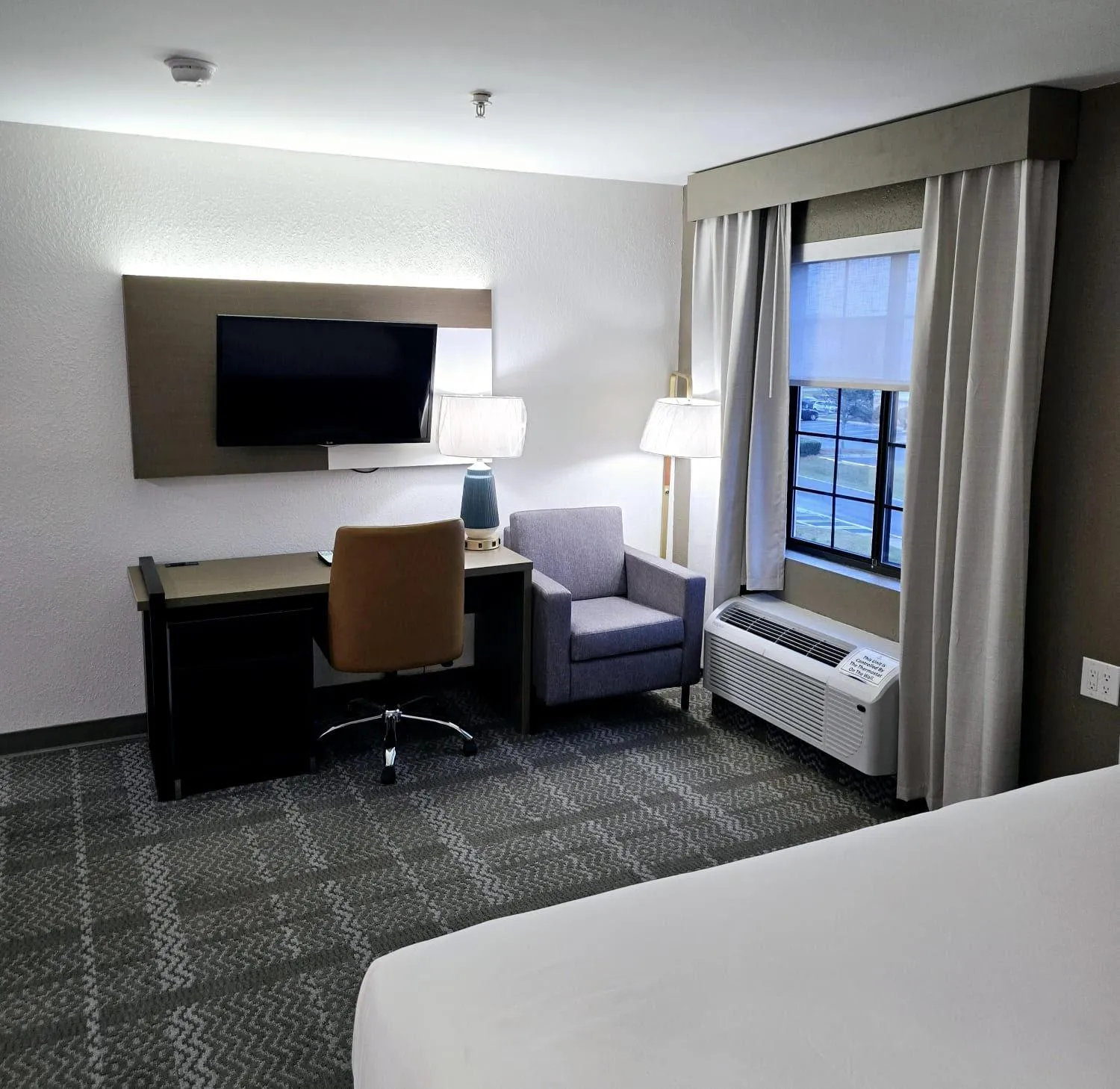 TV and multimedia, Bed in Comfort Inn & Suites Savannah Airport