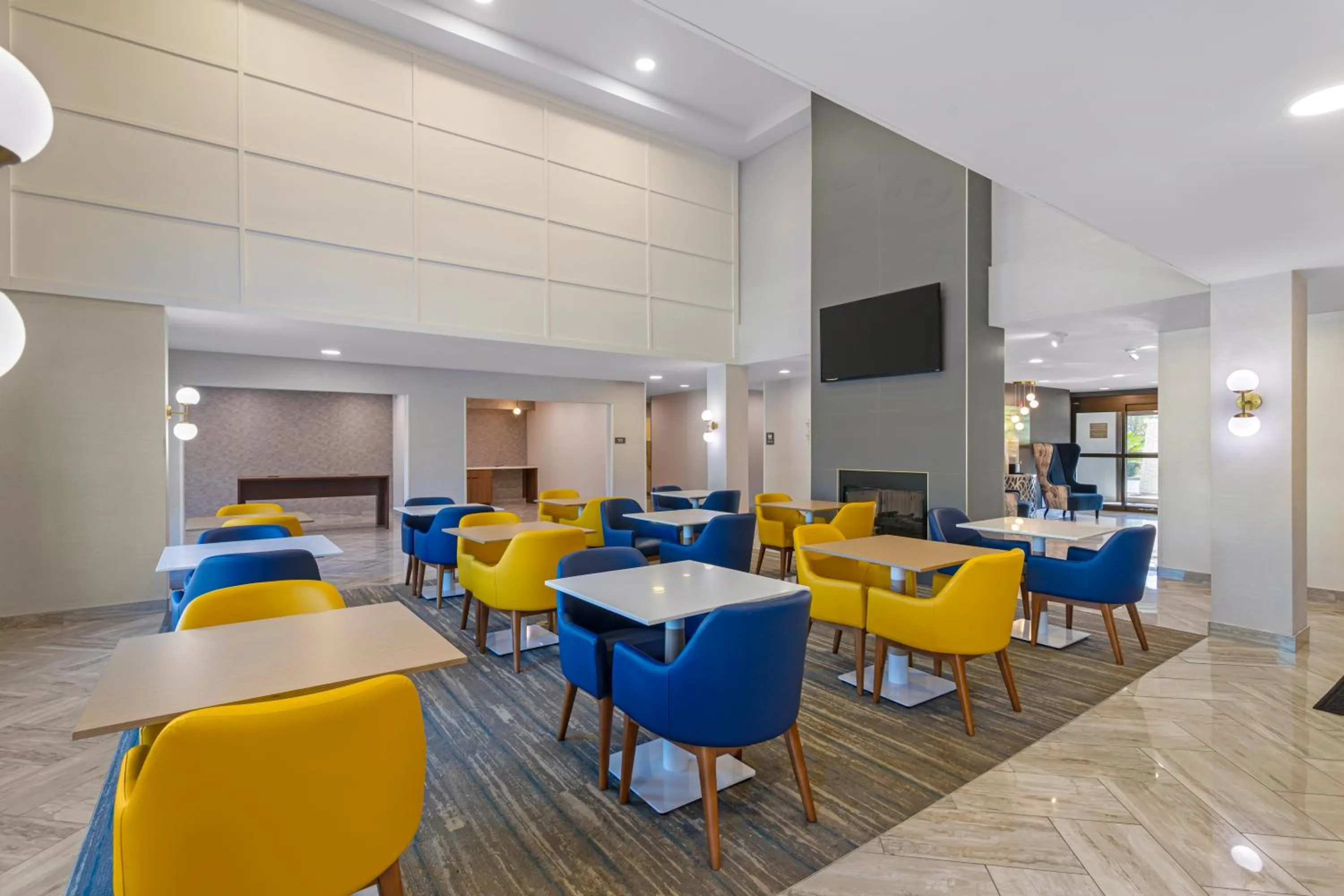 Seating area in Comfort Inn & Suites Savannah Airport