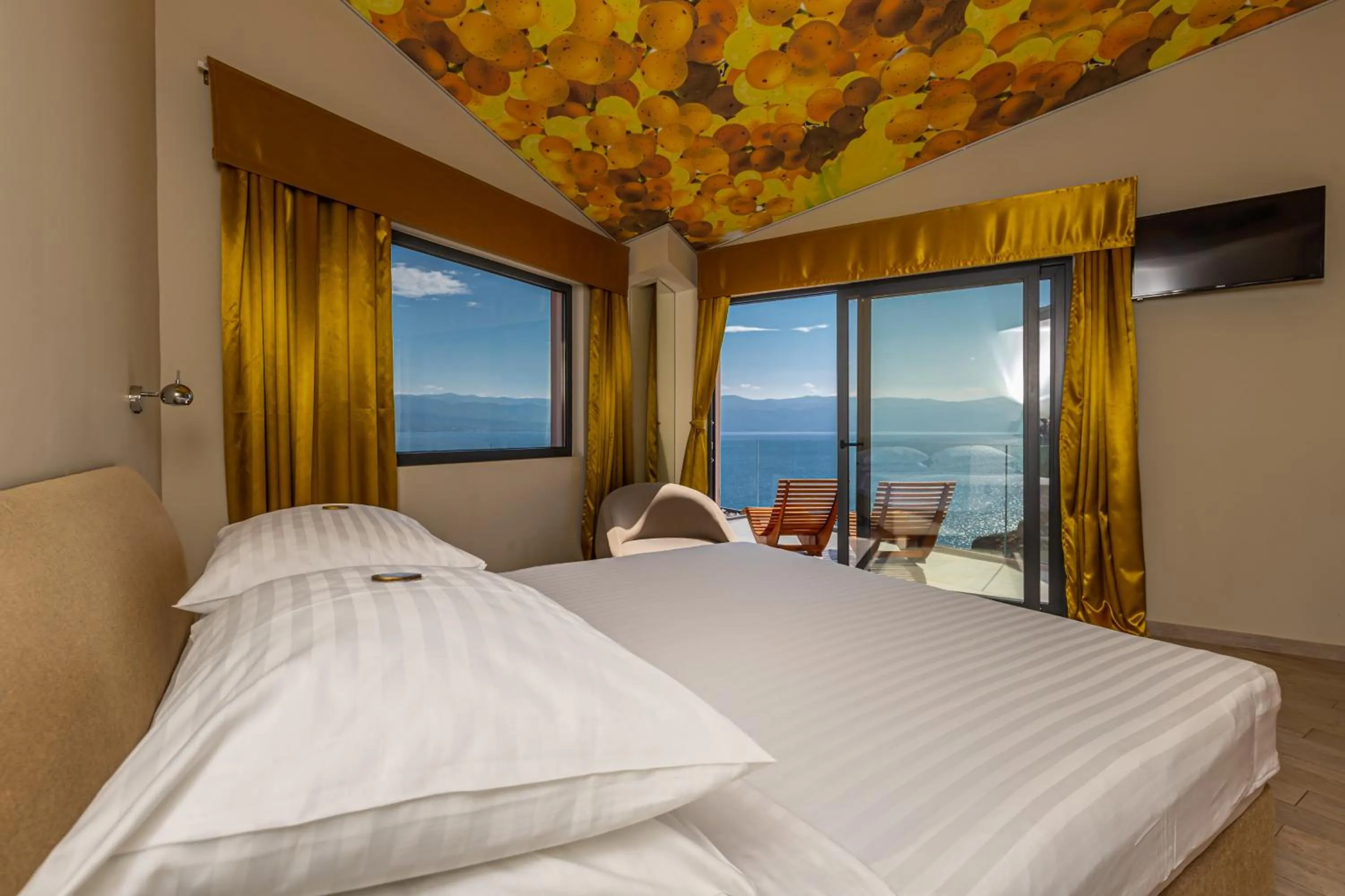 View (from property/room), Bed in Hotel Vinotel Gospoja