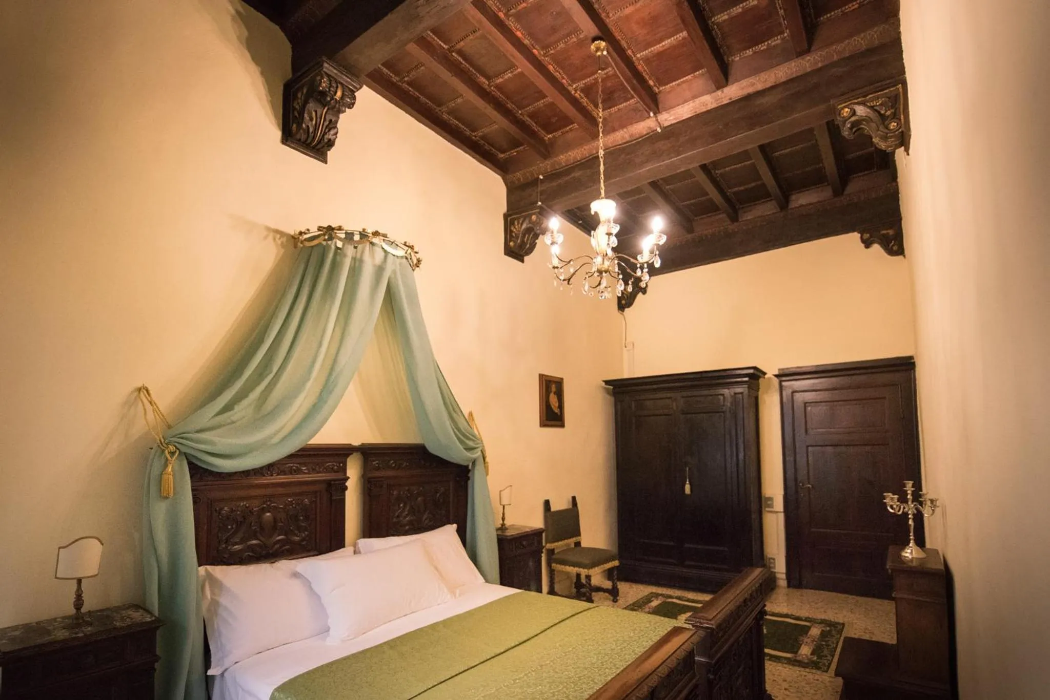 Photo of the whole room, Bed in All'ombra della Torre only Rooms