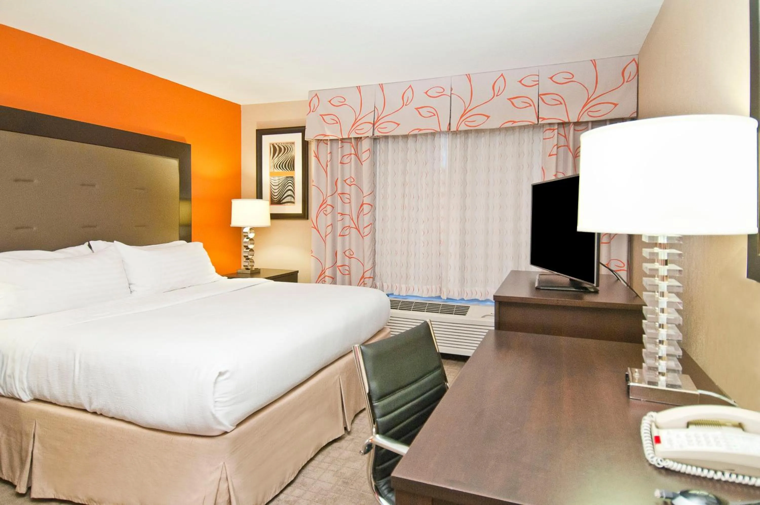 Photo of the whole room, Bed in Holiday Inn Hotel & Suites Slidell by IHG