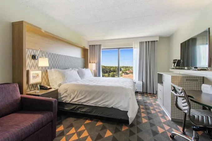 Bed in Holiday Inn Chicago Nw Crystal Lk Conv Ctr by IHG