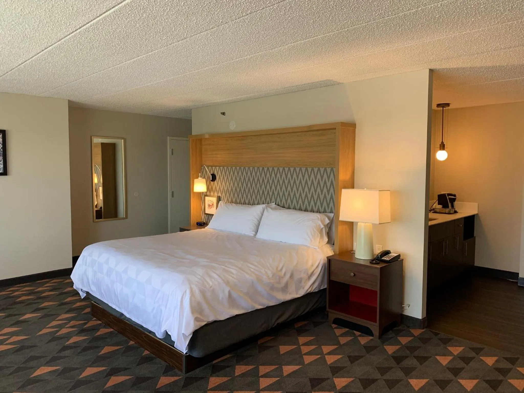 Photo of the whole room, Bed in Holiday Inn Chicago Nw Crystal Lk Conv Ctr by IHG