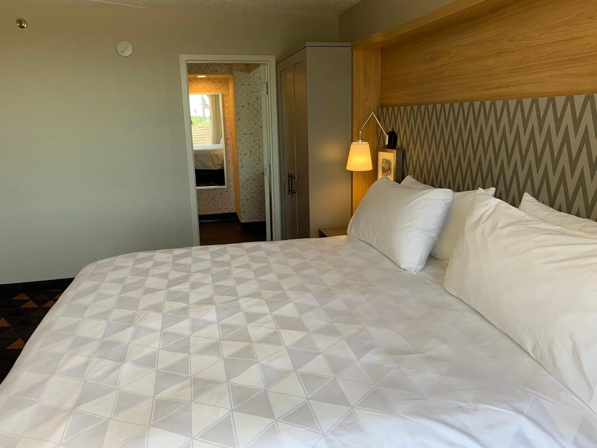 Bedroom, Bed in Holiday Inn Chicago Nw Crystal Lk Conv Ctr by IHG