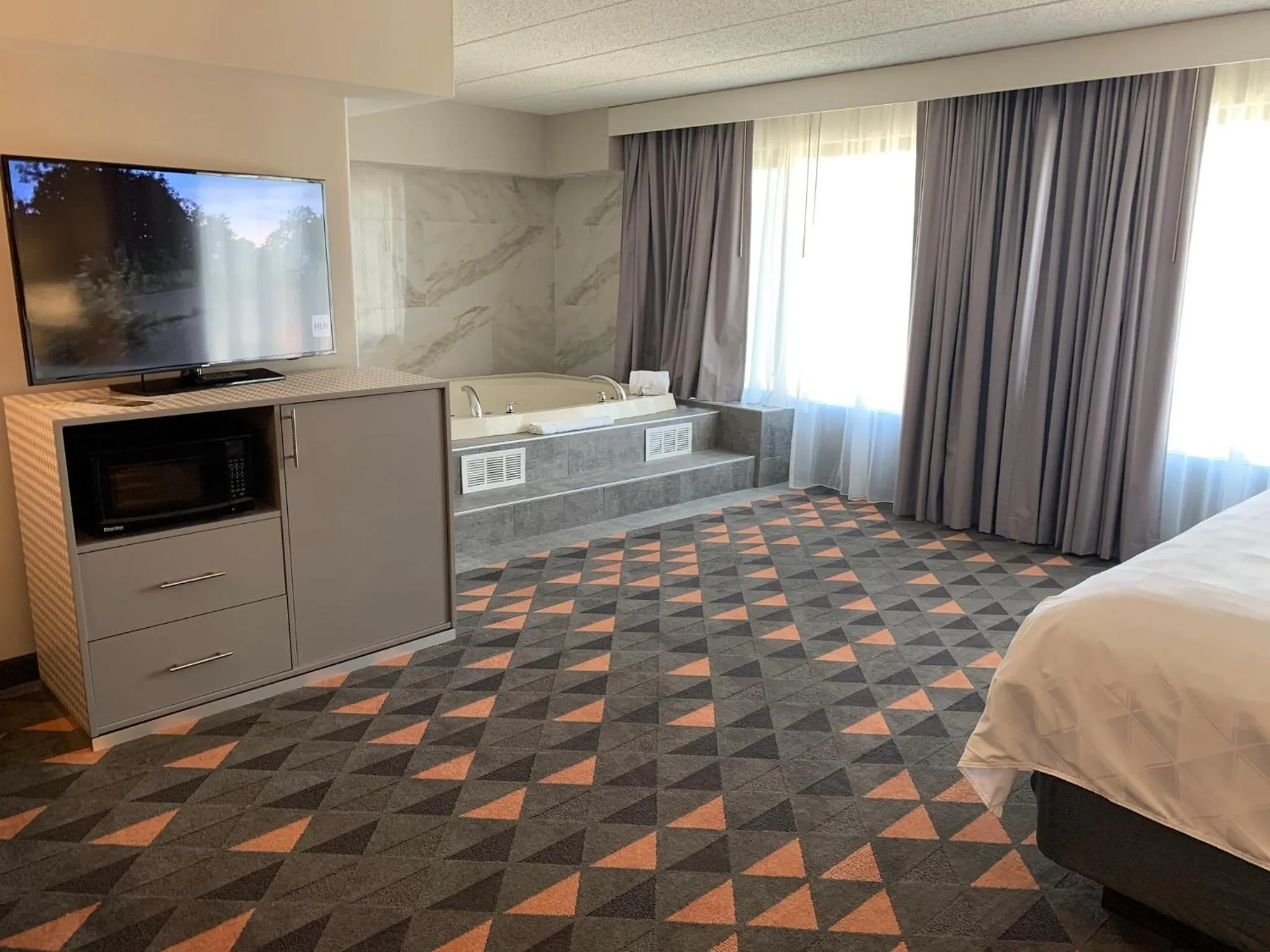 Photo of the whole room, Bed in Holiday Inn Chicago Nw Crystal Lk Conv Ctr by IHG