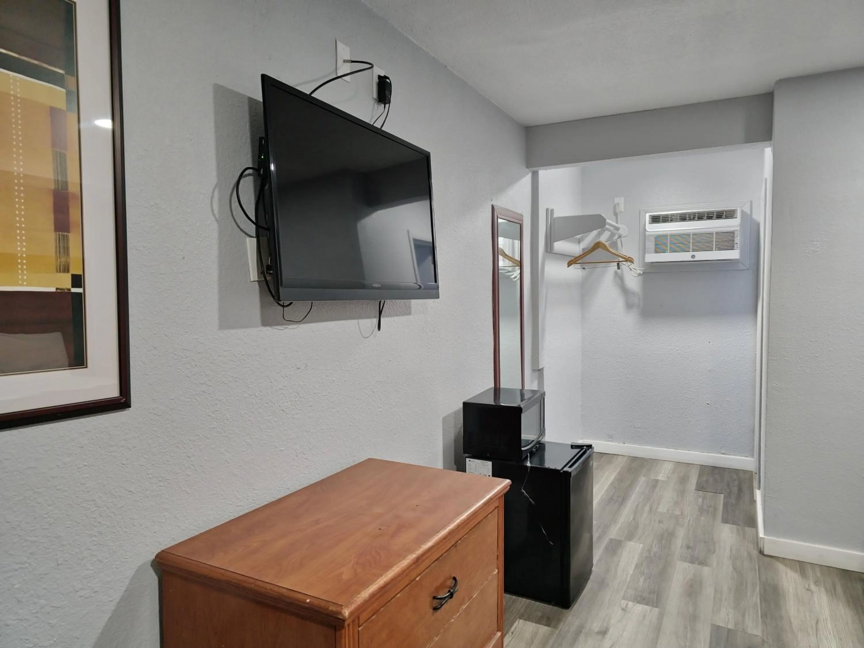 TV and multimedia in The L Motel Downtown/NAU Conference Center