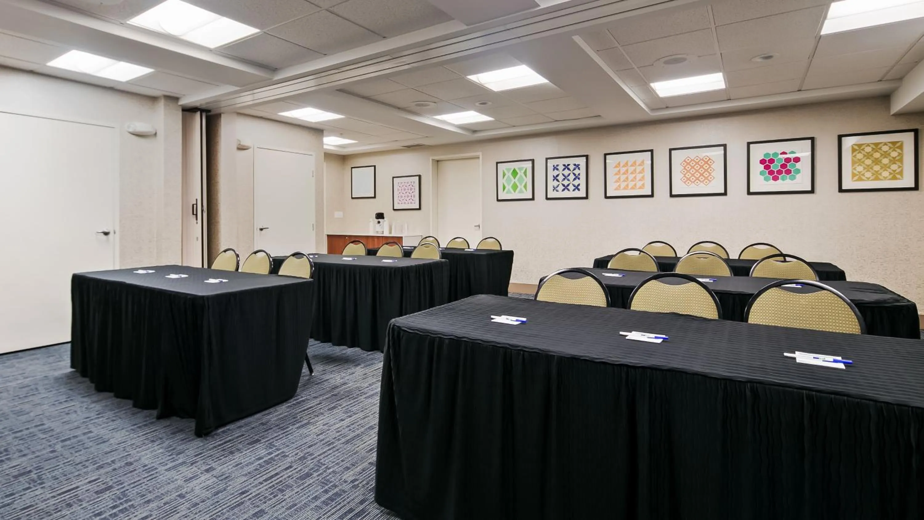 Meeting/conference room in Holiday Inn Express Hotel & Suites Everett by IHG
