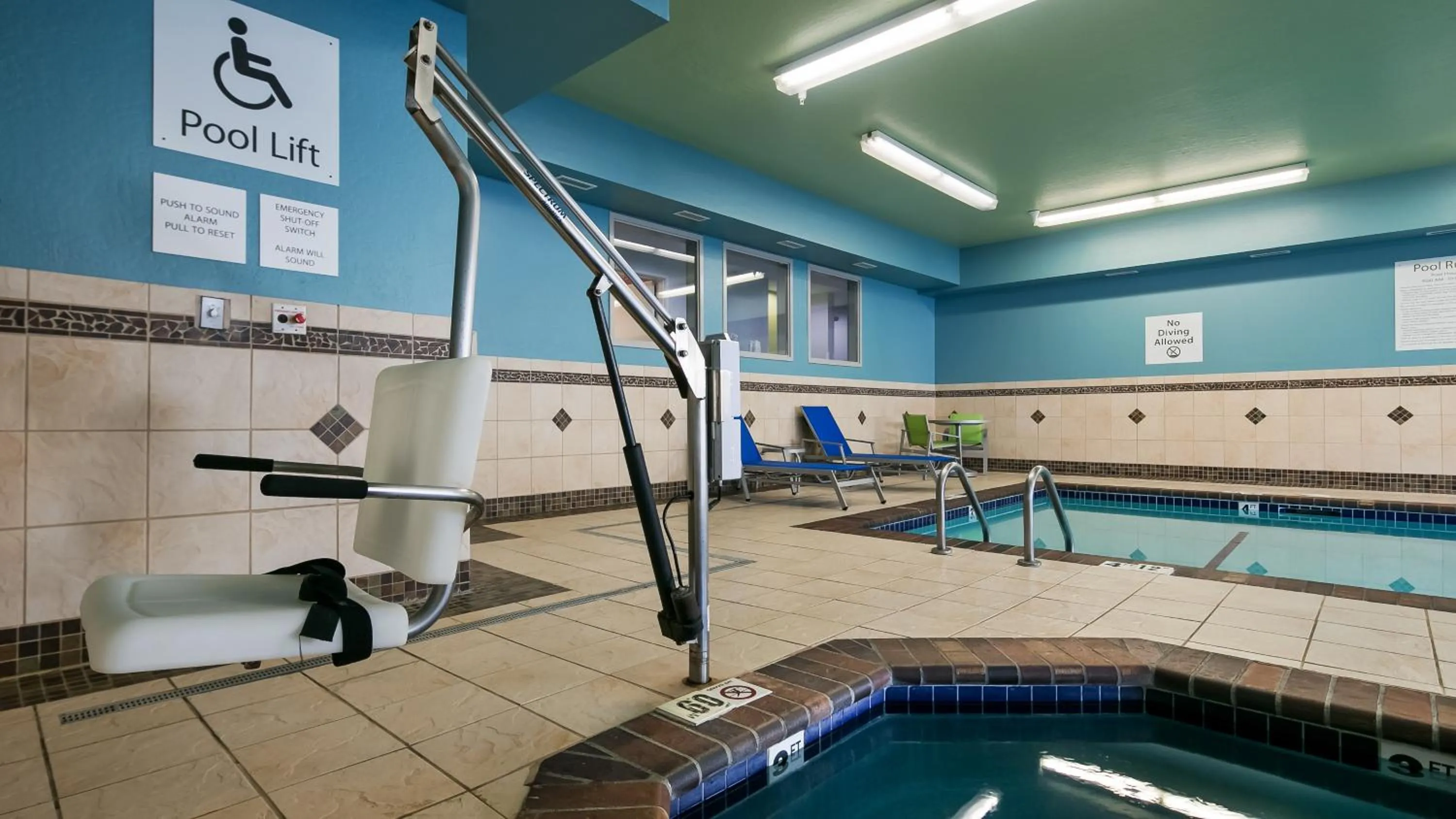 Swimming pool in Holiday Inn Express Hotel & Suites Everett by IHG
