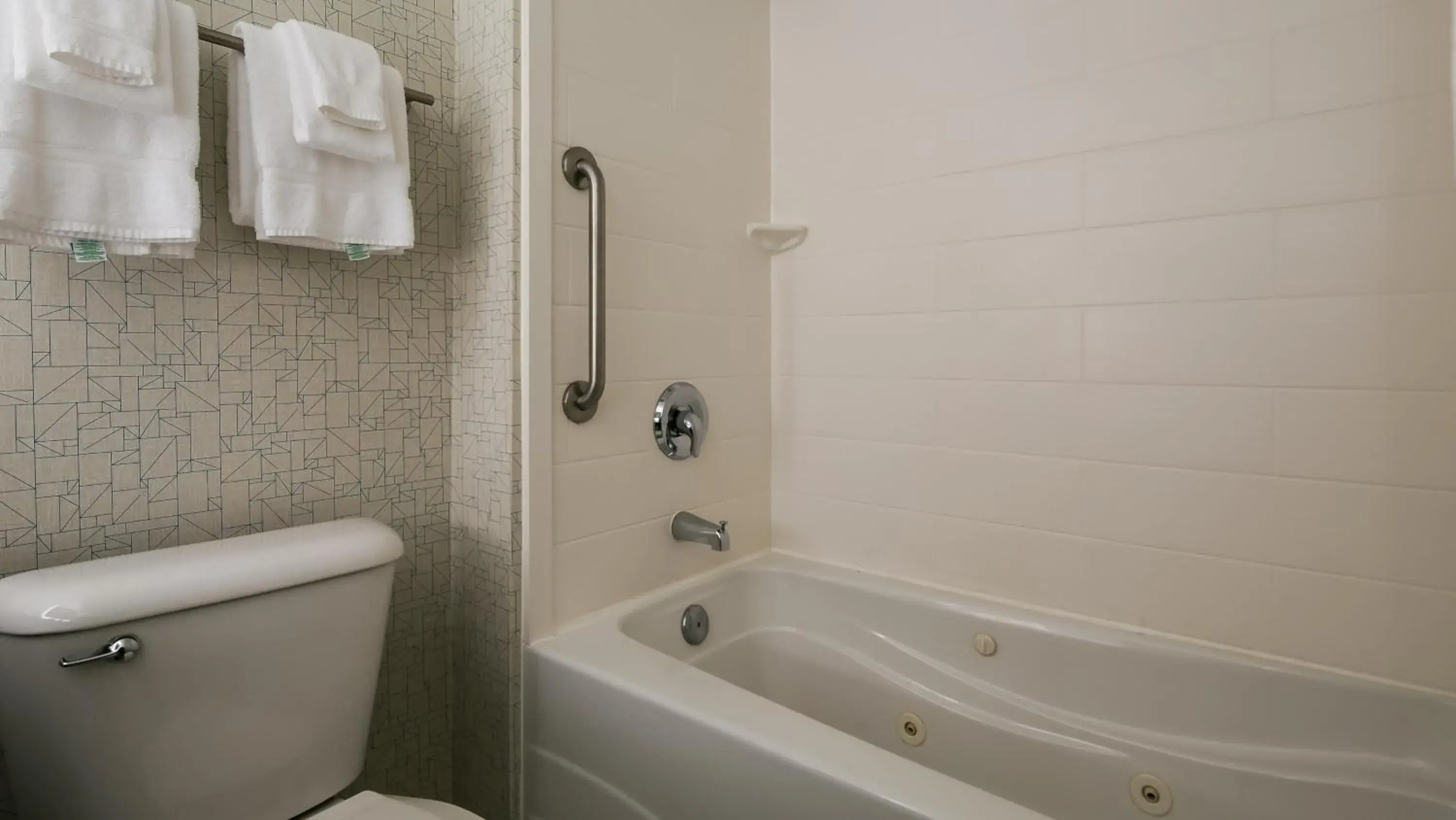 One-Bedroom Suite with Jetted Tub in Holiday Inn Express Hotel & Suites Everett by IHG One-Bedroom Suite with Jetted Tub in Holiday Inn Express Hotel & Suites Everett by IHG