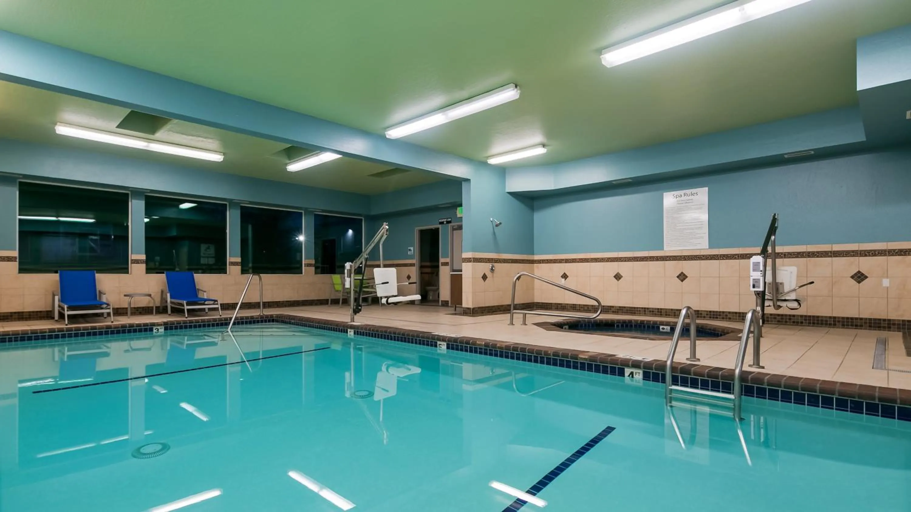 Swimming pool in Holiday Inn Express Hotel & Suites Everett by IHG