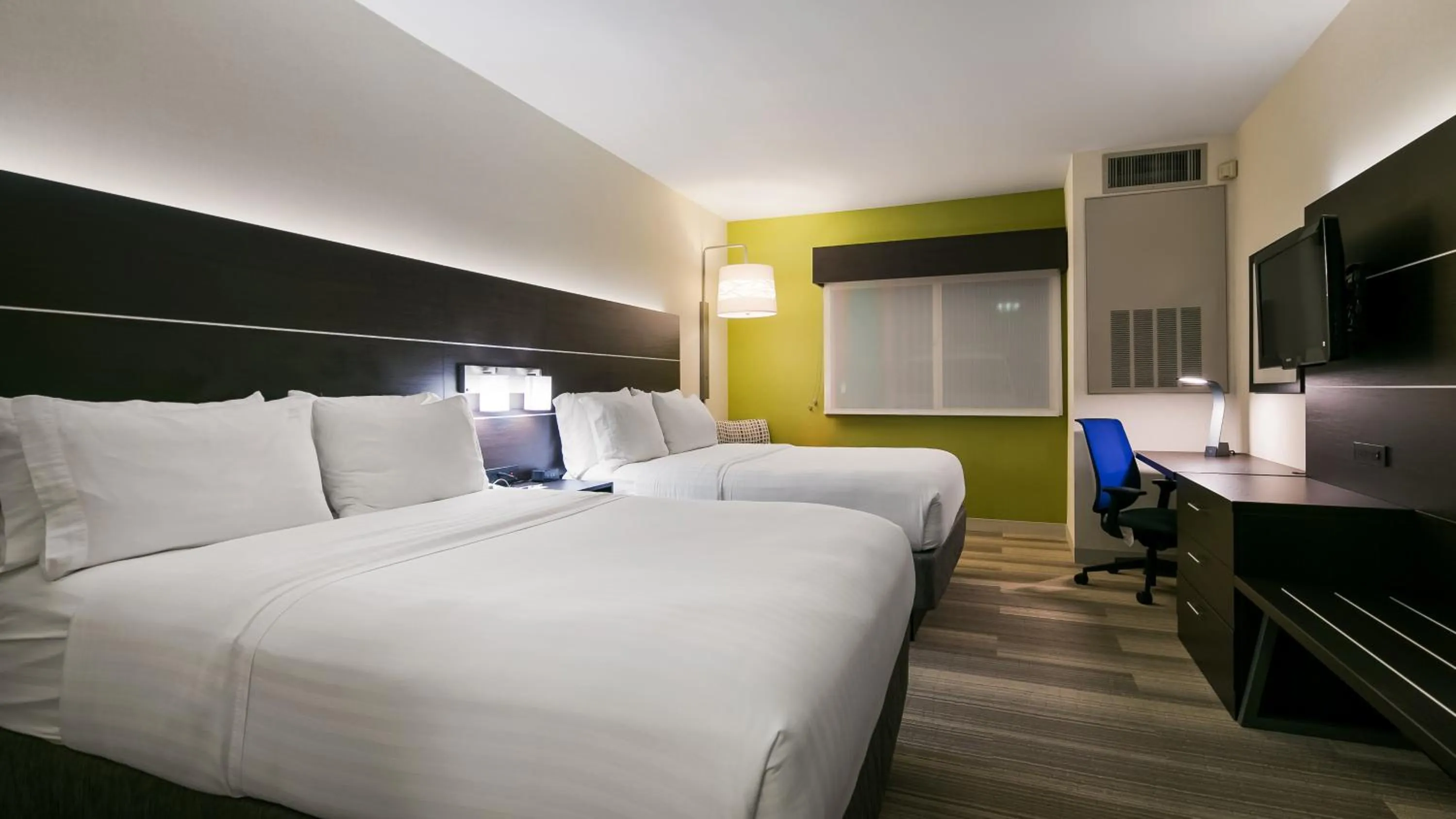 Photo of the whole room, Bed in Holiday Inn Express Hotel & Suites Everett by IHG