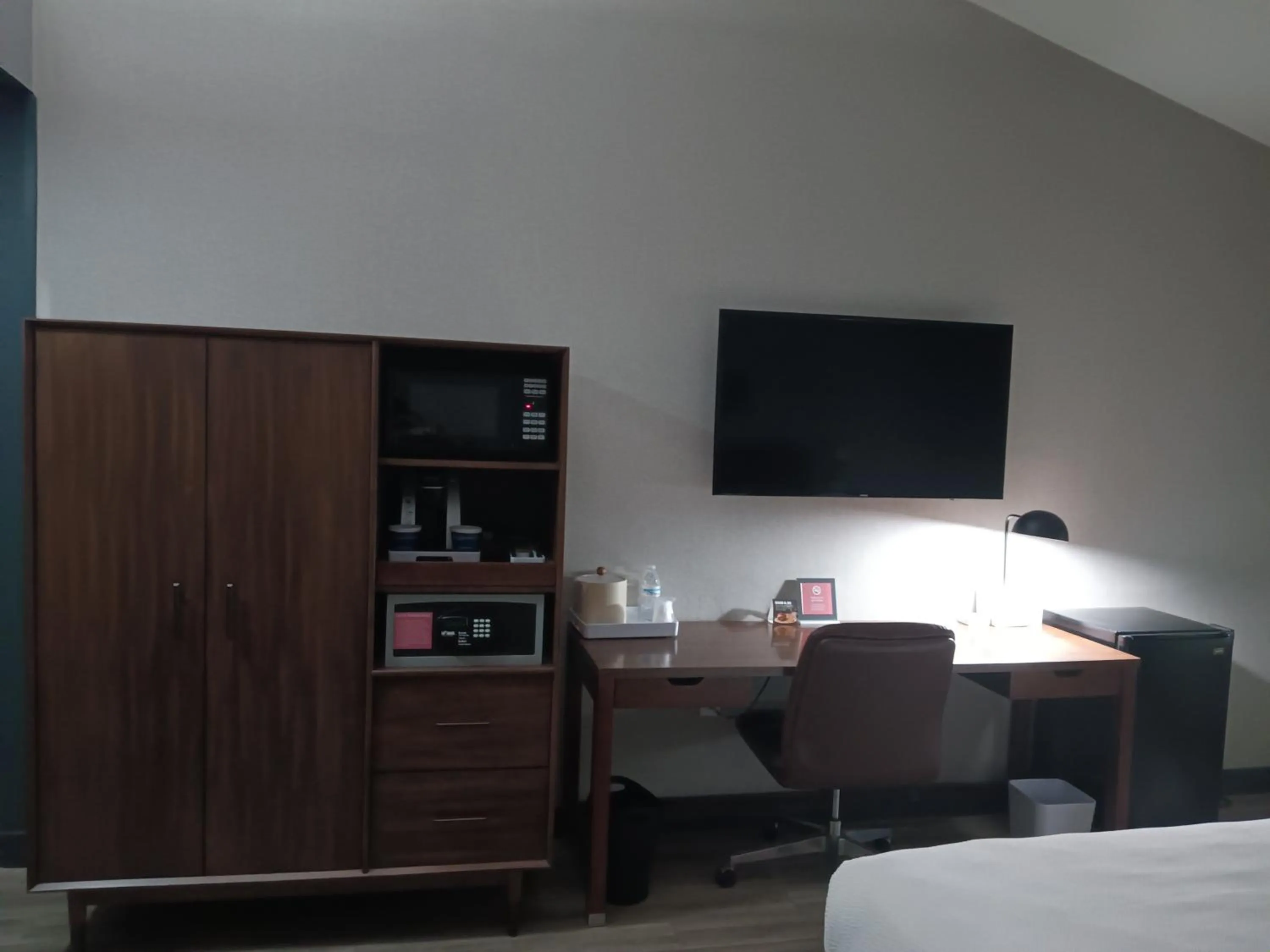 Bedroom, Bed in Four Points by Sheraton Dallas Arlington Entertainment District