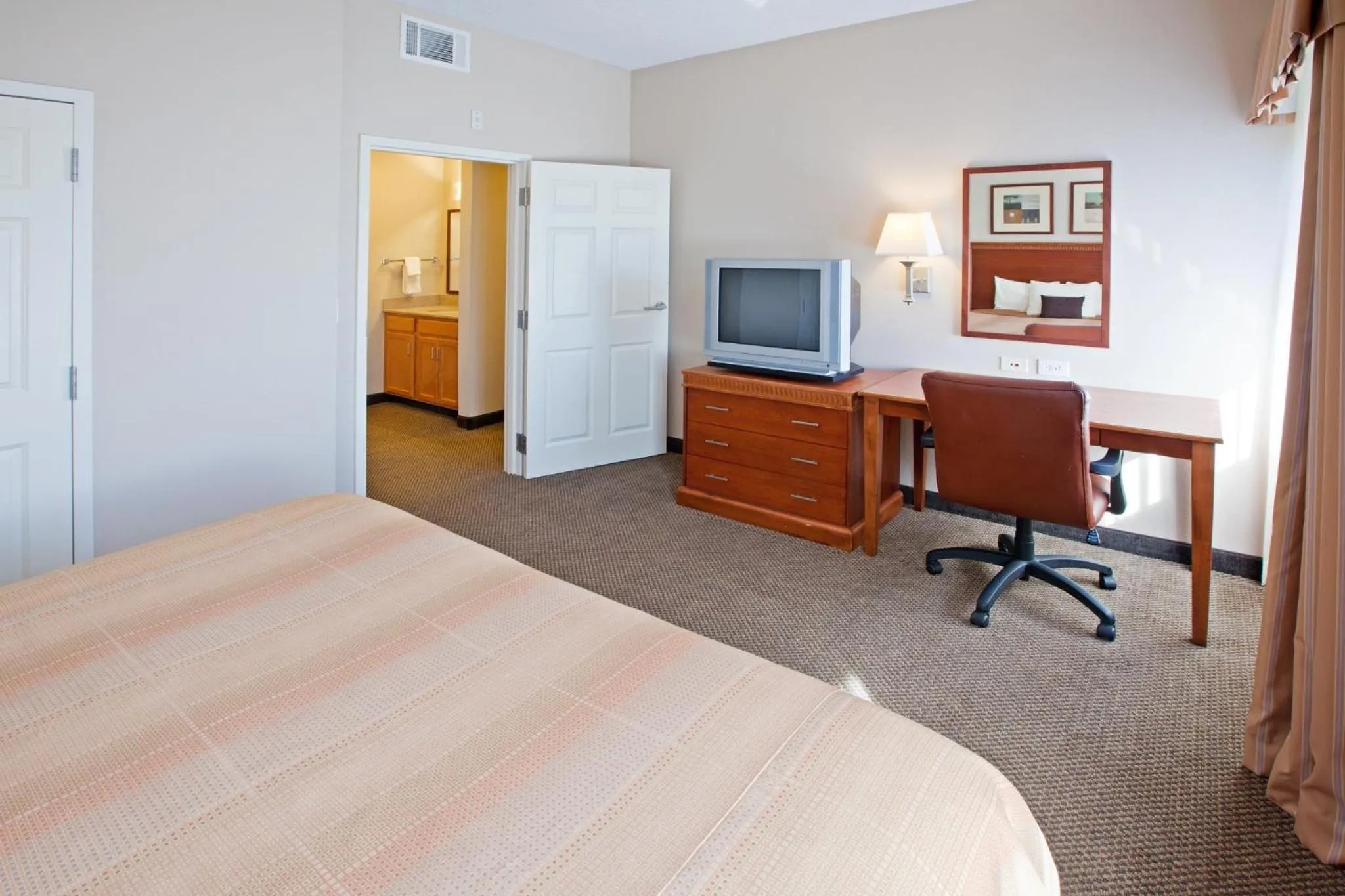 Bedroom in Candlewood Suites Indianapolis Downtown Medical District by IHG