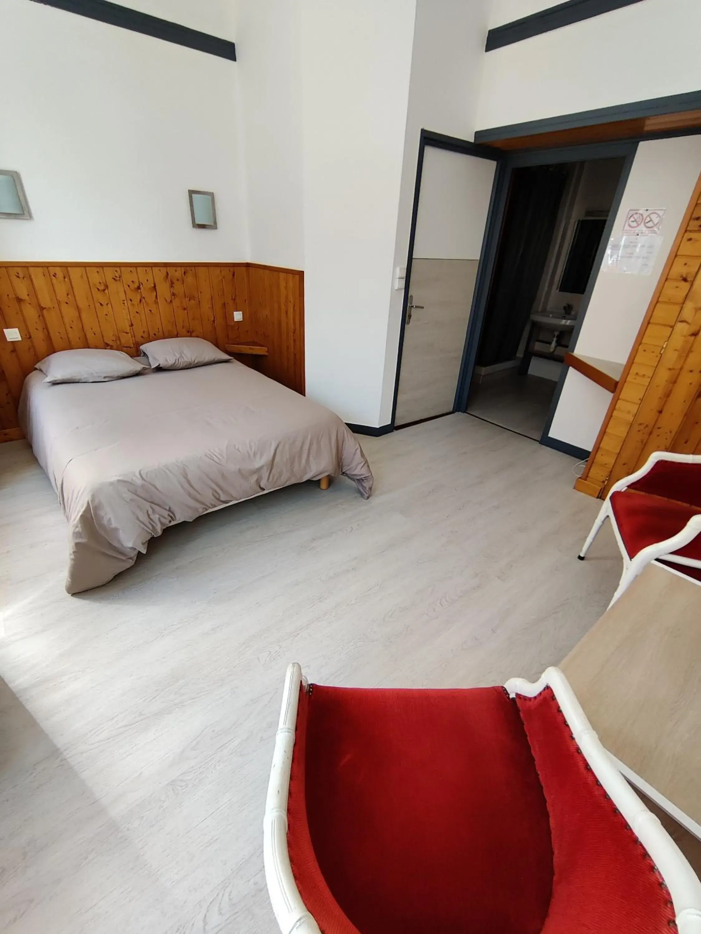 Single Room in Hôtel Saint - Pierre Single Room in Hôtel Saint - Pierre