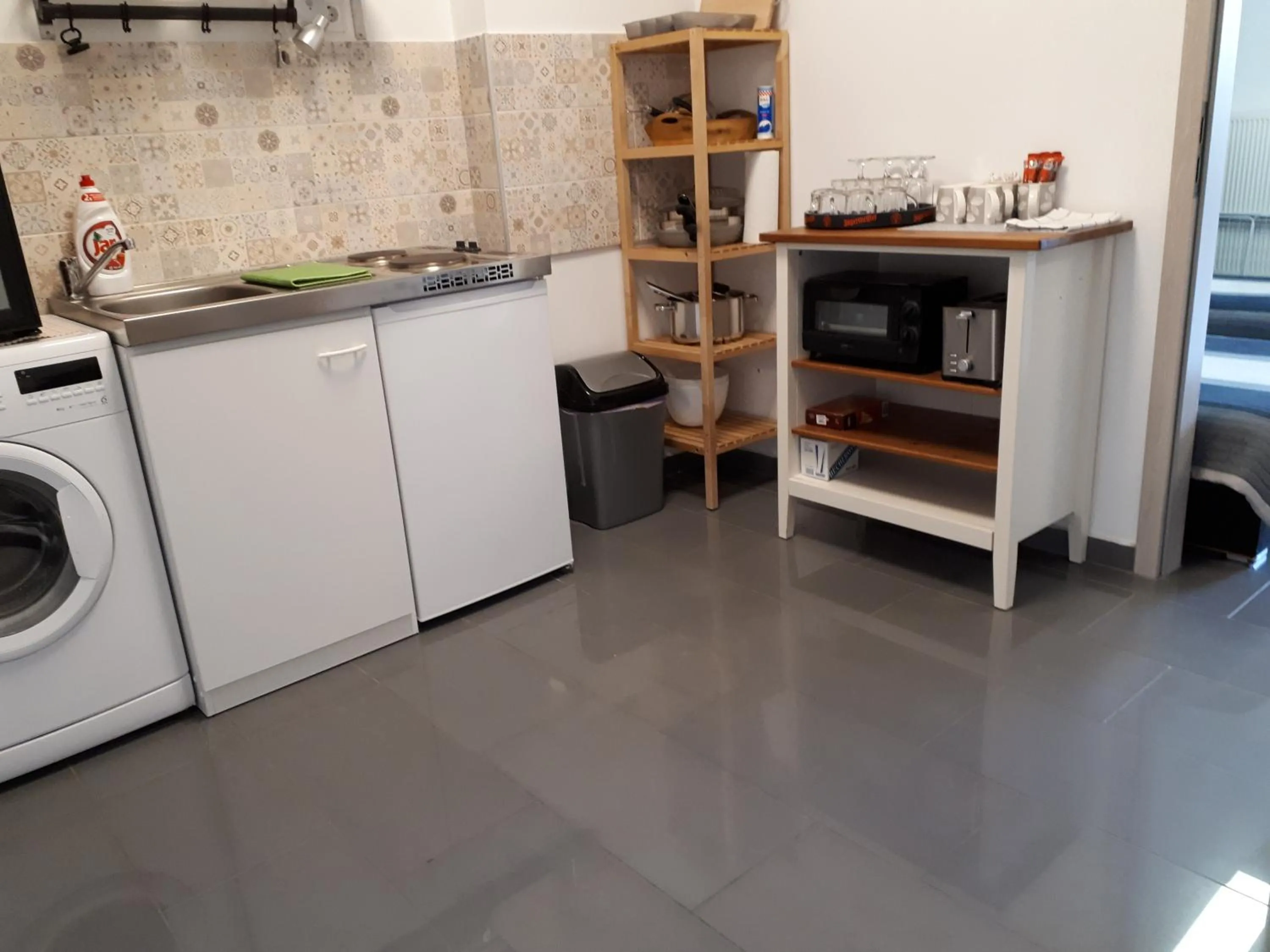 Kitchen or kitchenette in Kertvárosi Apartman