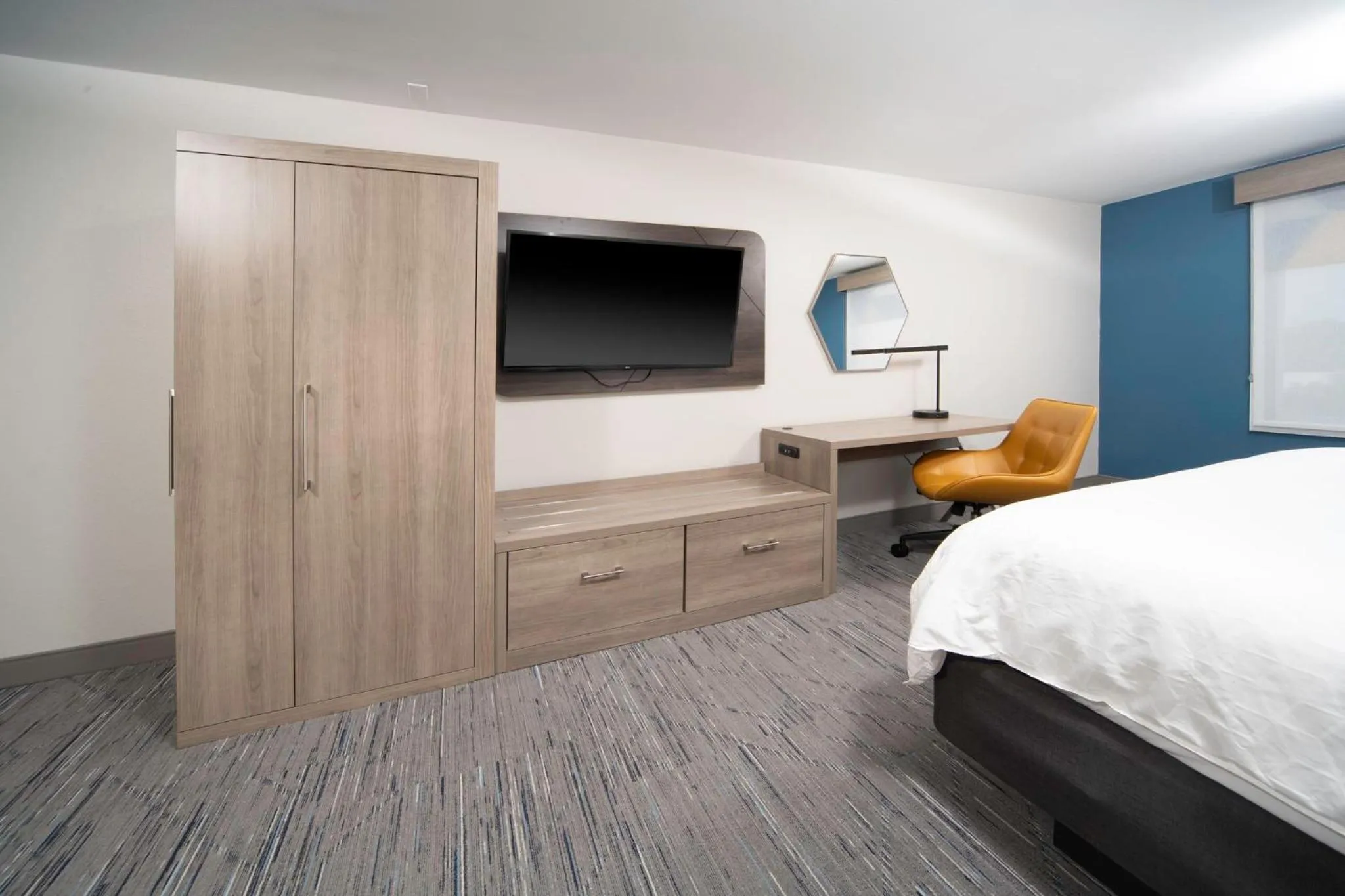 Photo of the whole room, Bed in Holiday Inn Express and Suites Atlanta-Johns Creek by IHG