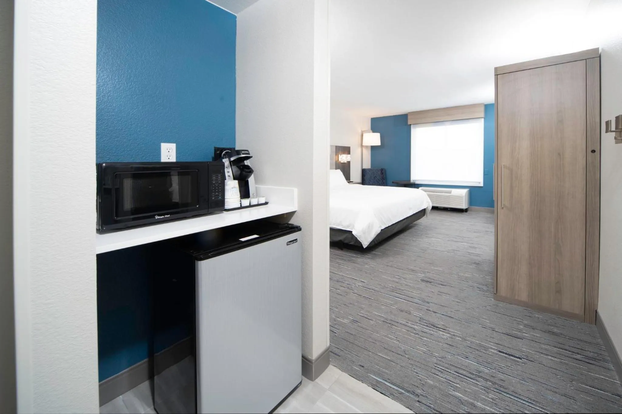 Photo of the whole room, Bed in Holiday Inn Express and Suites Atlanta-Johns Creek by IHG