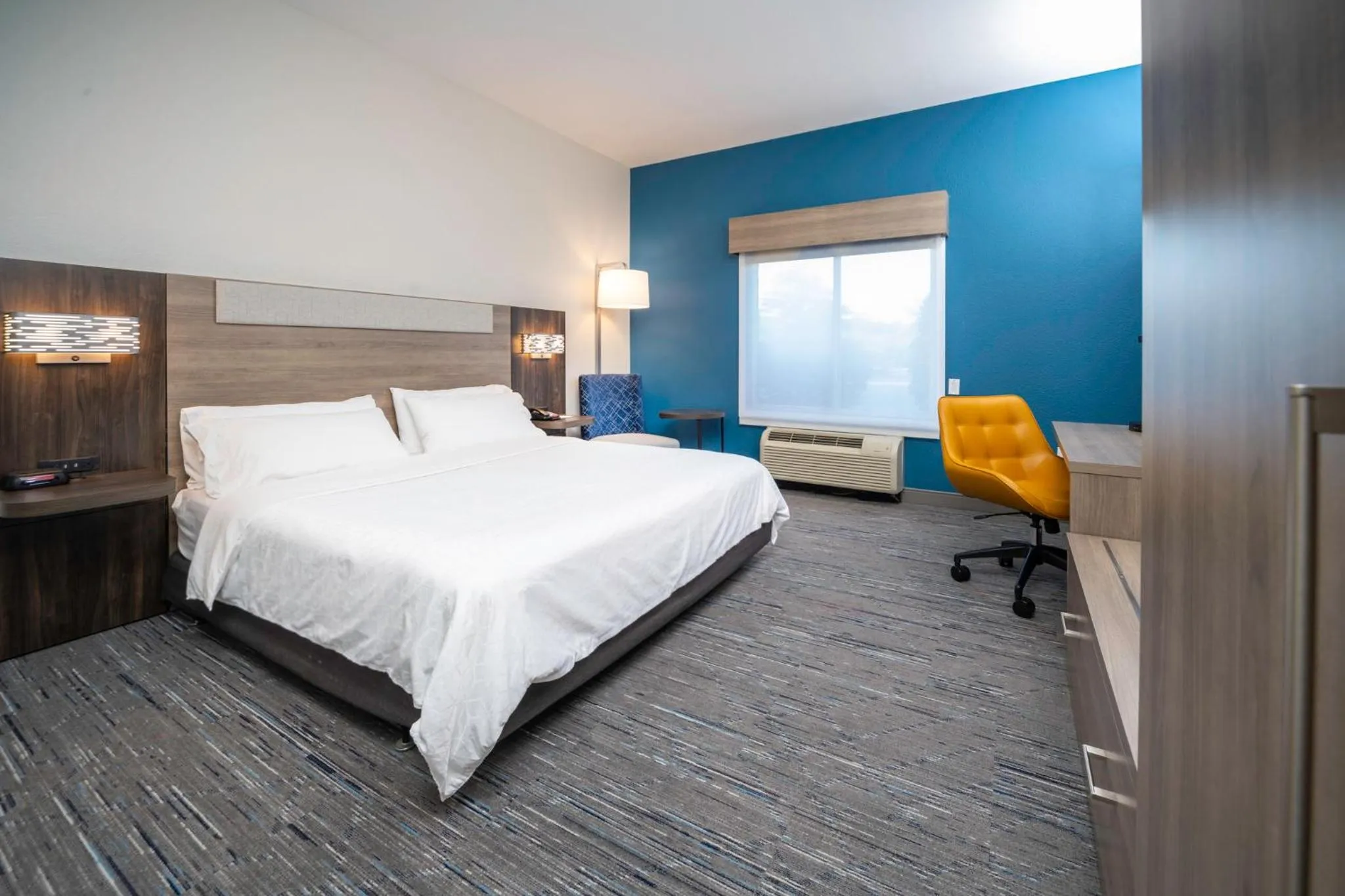 Photo of the whole room, Bed in Holiday Inn Express and Suites Atlanta-Johns Creek by IHG