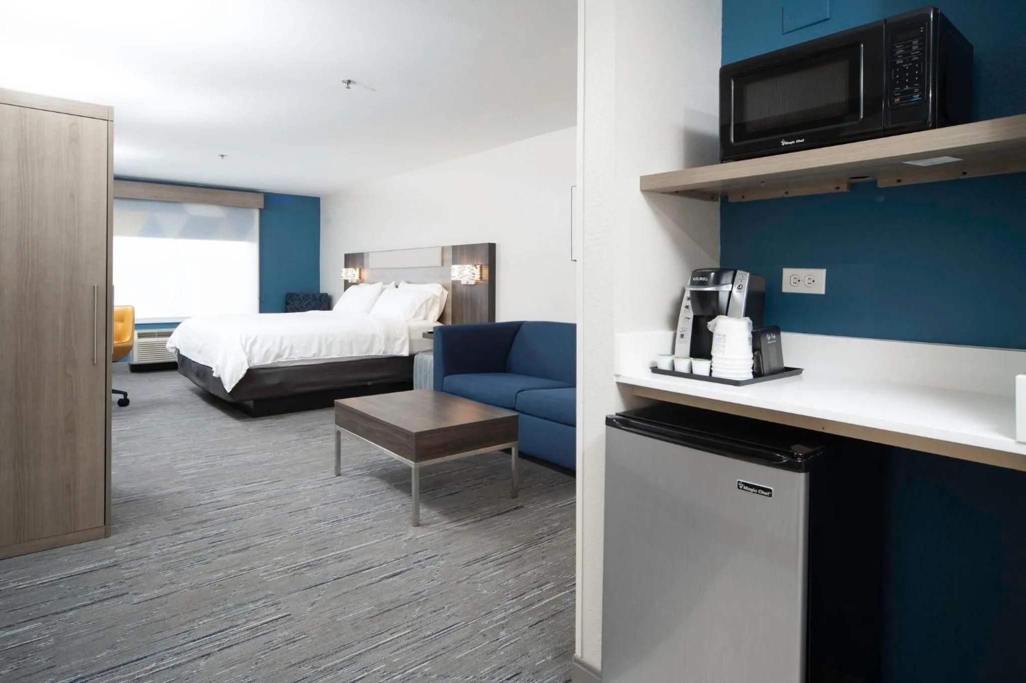 Photo of the whole room, Bed in Holiday Inn Express and Suites Atlanta-Johns Creek by IHG