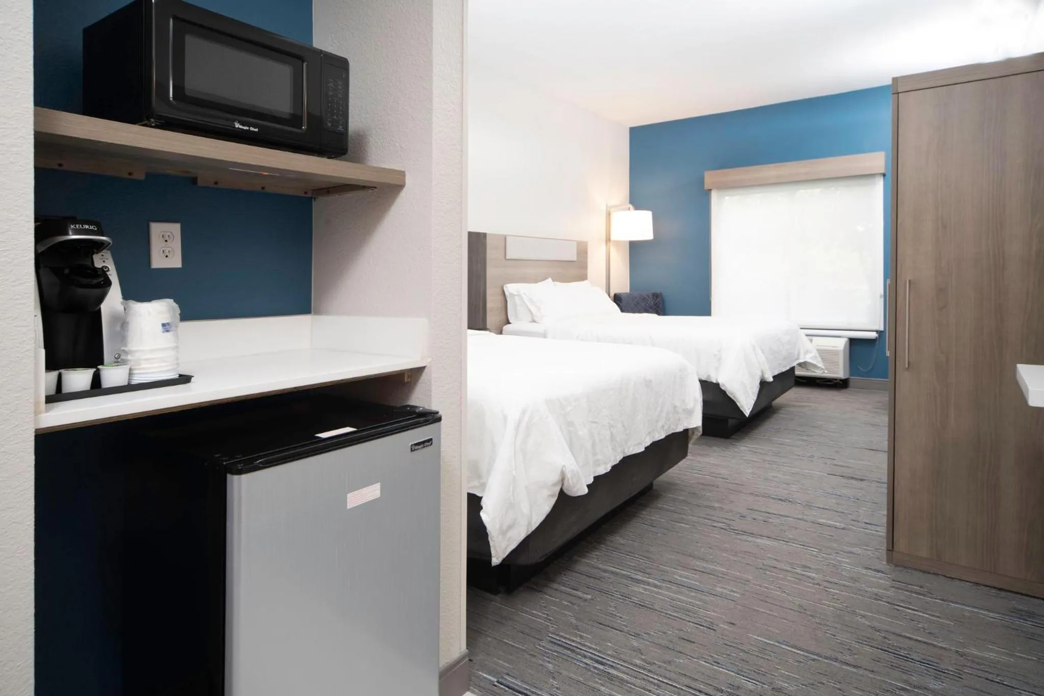 Photo of the whole room, Bed in Holiday Inn Express and Suites Atlanta-Johns Creek by IHG