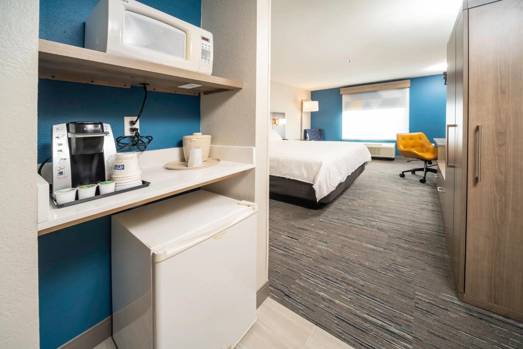 Photo of the whole room, Bed in Holiday Inn Express and Suites Atlanta-Johns Creek by IHG