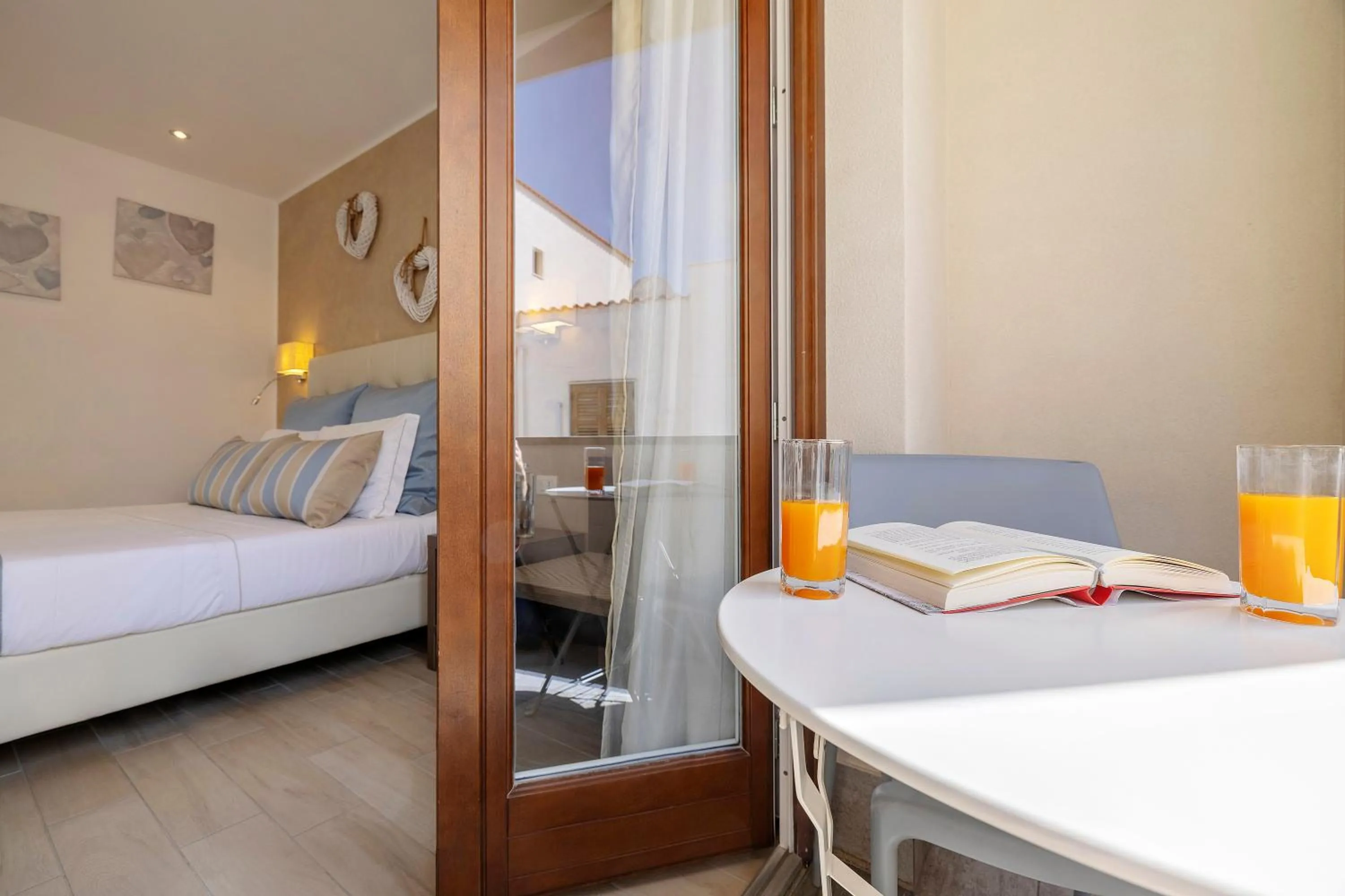 Balcony/Terrace, Bed in Hotel Soffio D'Estate