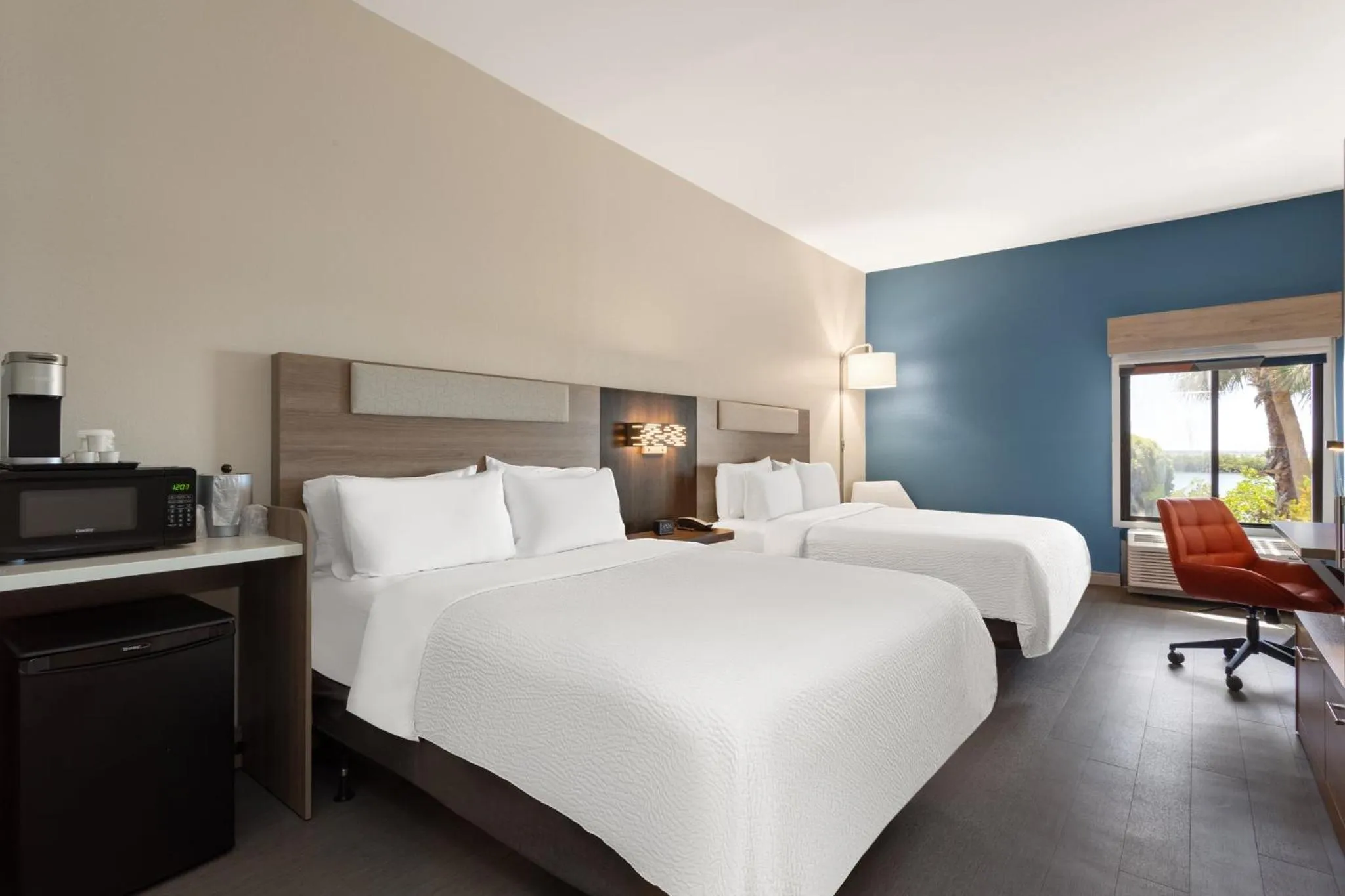 Photo of the whole room, Bed in Holiday Inn Express Hotel & Suites Tampa-Rocky Point Island by IHG