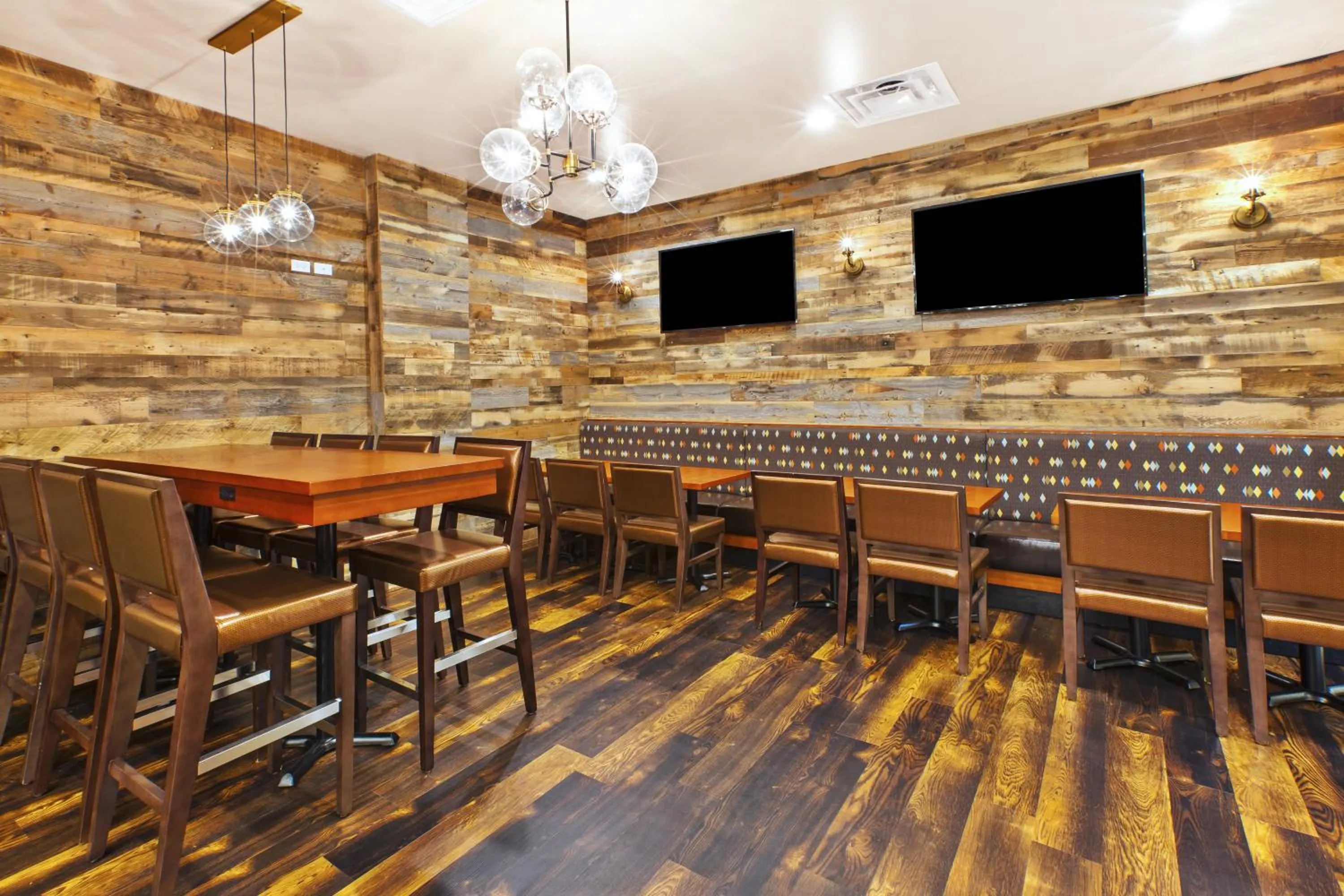 Lounge or bar in Holiday Inn & Suites Bolingbrook by IHG