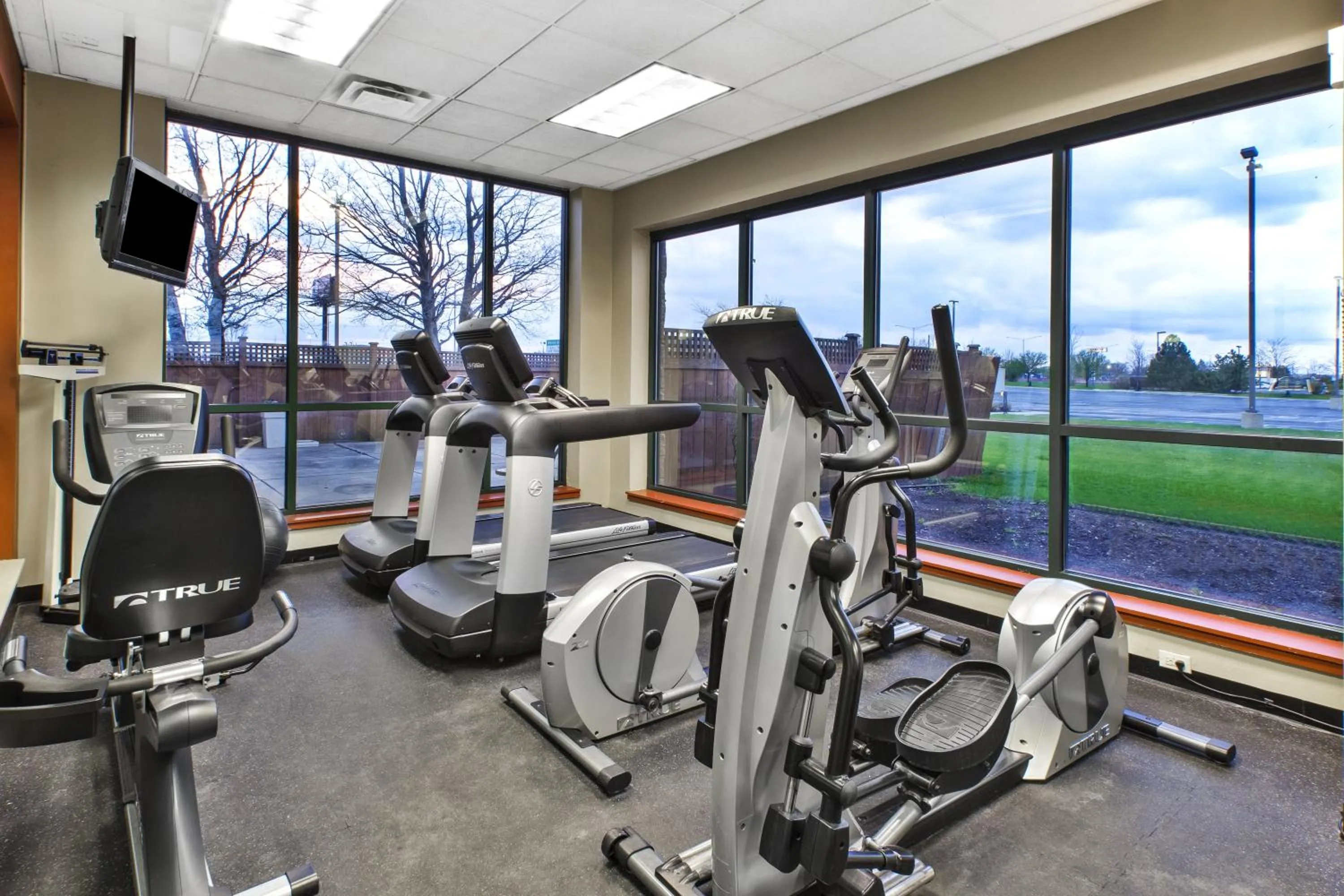 Fitness centre/facilities in Holiday Inn & Suites Bolingbrook by IHG